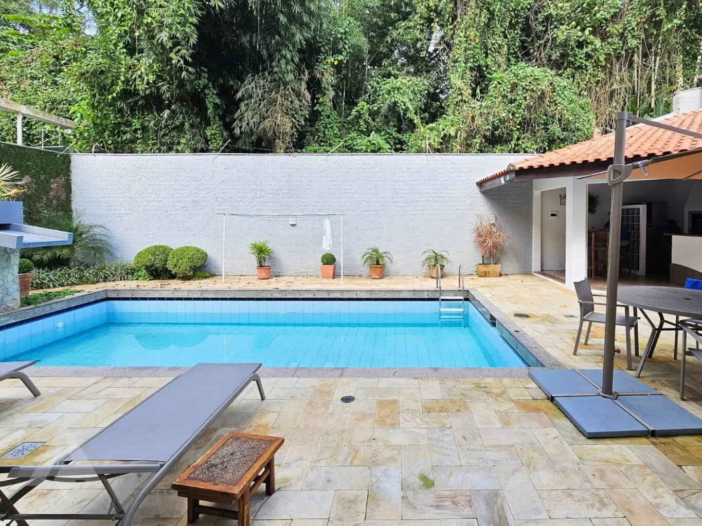Linda casa com piscina localizada próximo ao quartel, no Bairro Garcia! — foto 2