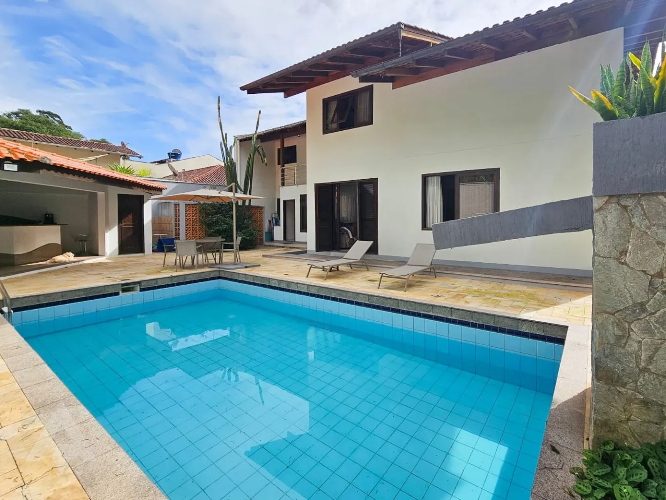 Linda casa com piscina localizada próximo ao quartel, no Bairro Garcia! — foto 3