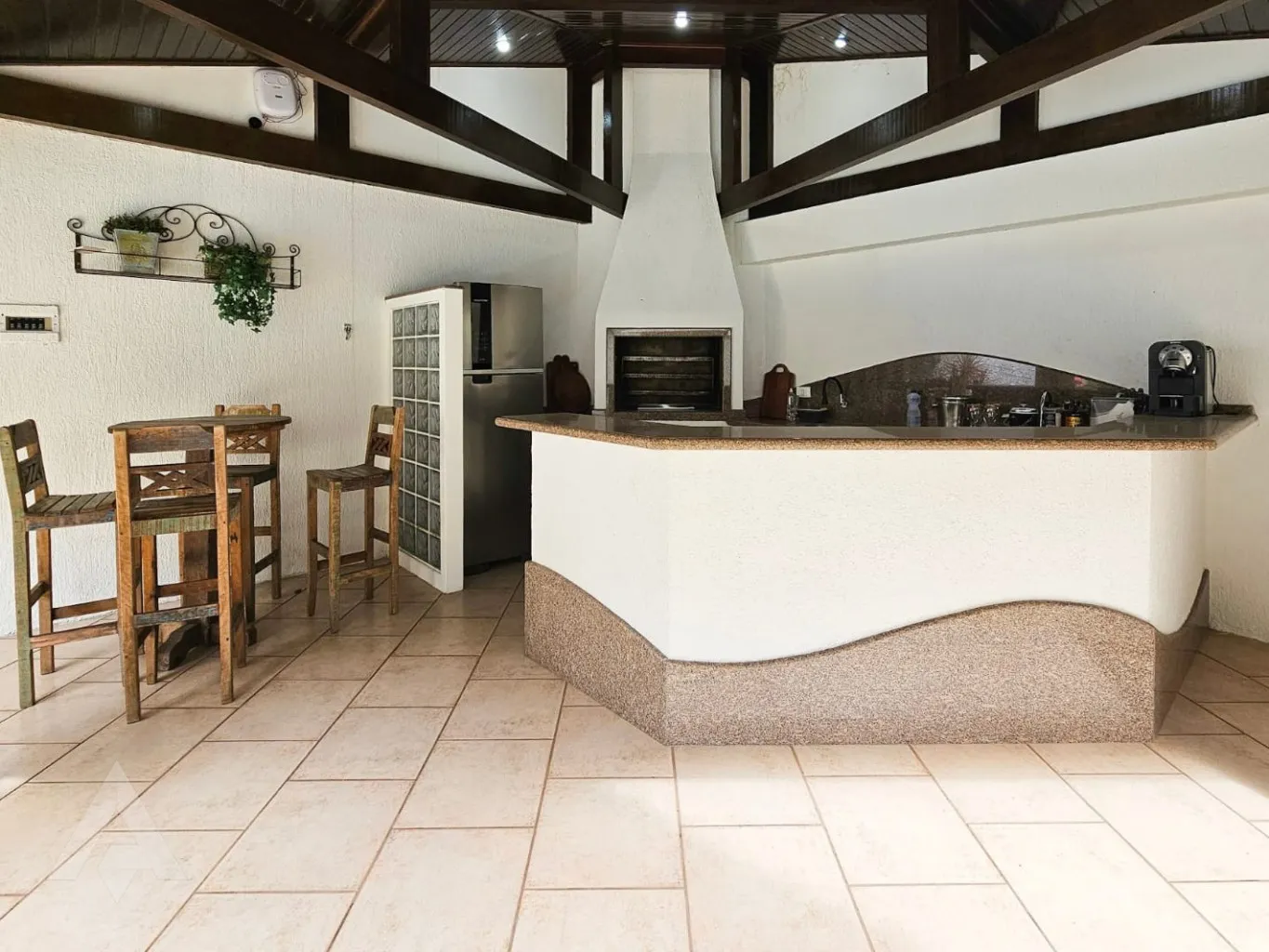 Linda casa com piscina localizada próximo ao quartel, no Bairro Garcia! — foto 4