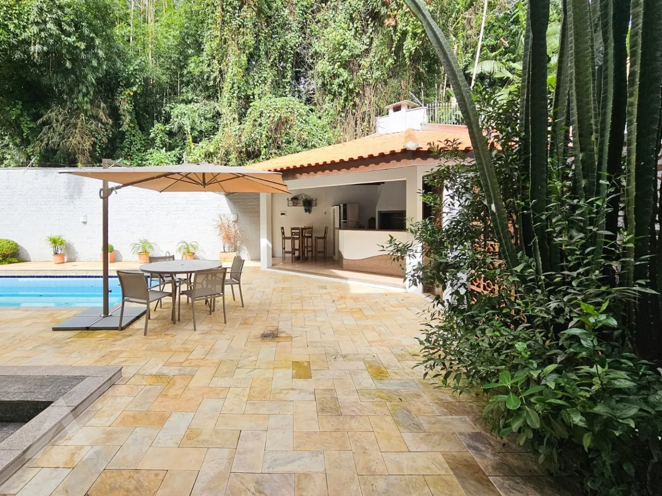 Linda casa com piscina localizada próximo ao quartel, no Bairro Garcia! — foto 5