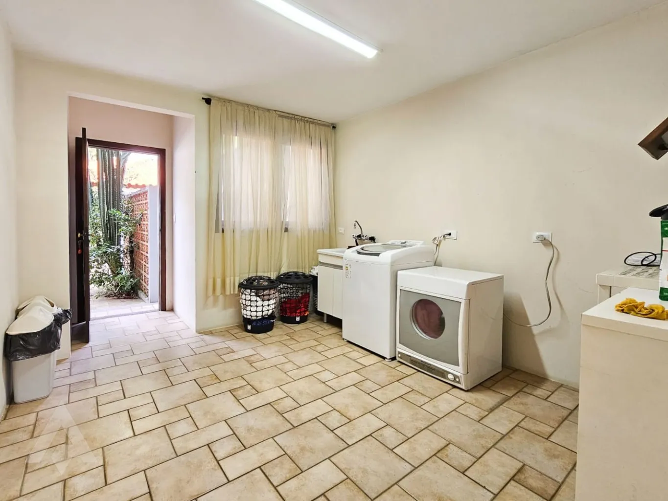 Linda casa com piscina localizada próximo ao quartel, no Bairro Garcia! — foto 6