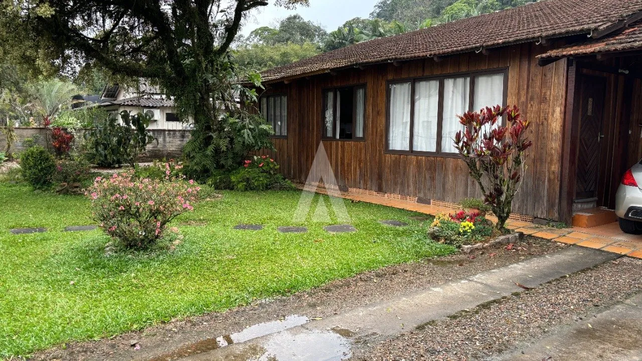 Casa com 3 quarto(s) à venda no bairro Pirabeiraba em Joinville, por R$ 1.380.000.00. - foto 1
