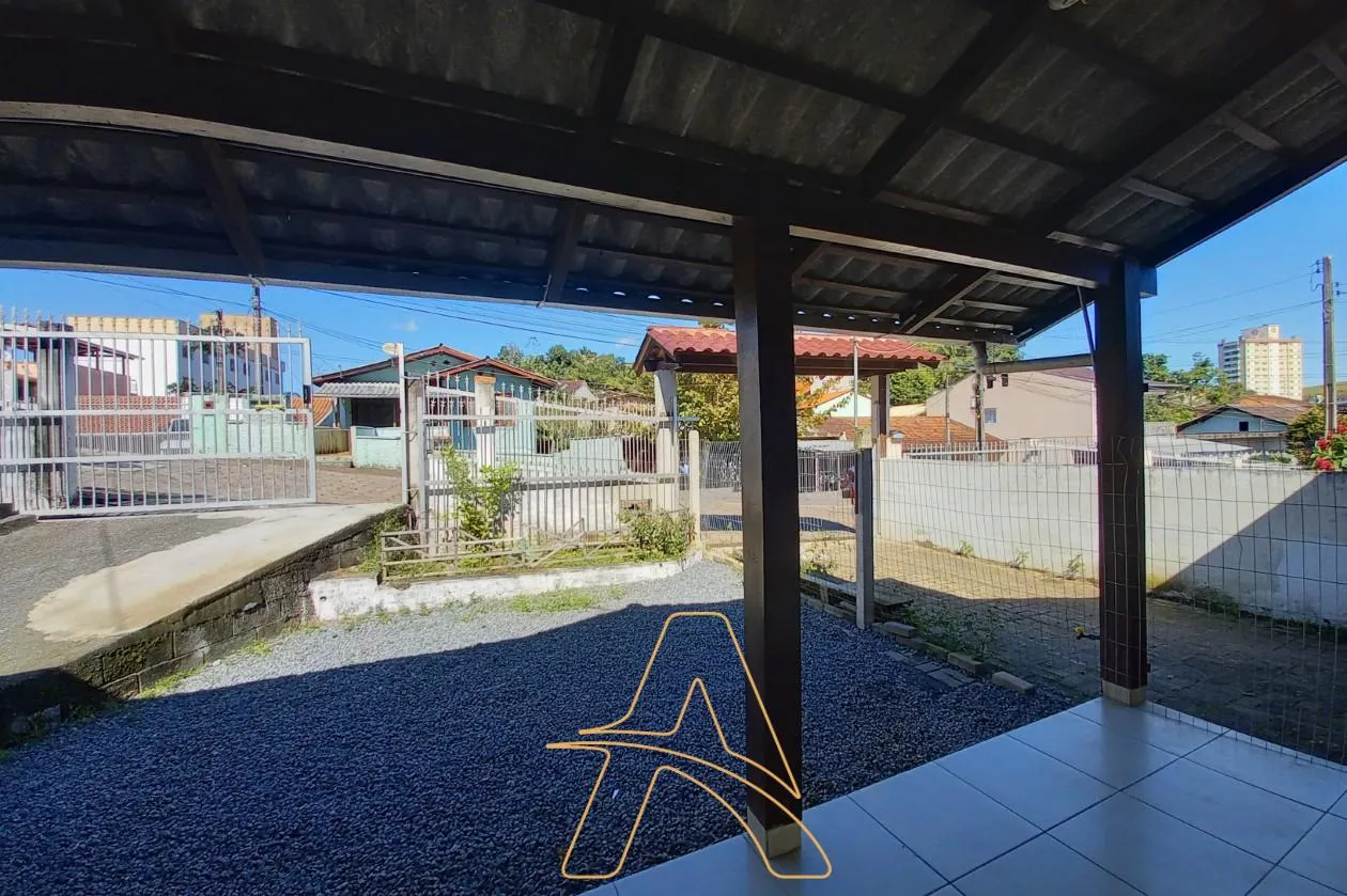 Ótima Oportunidade – Casa com Amplo Terreno no Bairro Fortaleza — foto 2