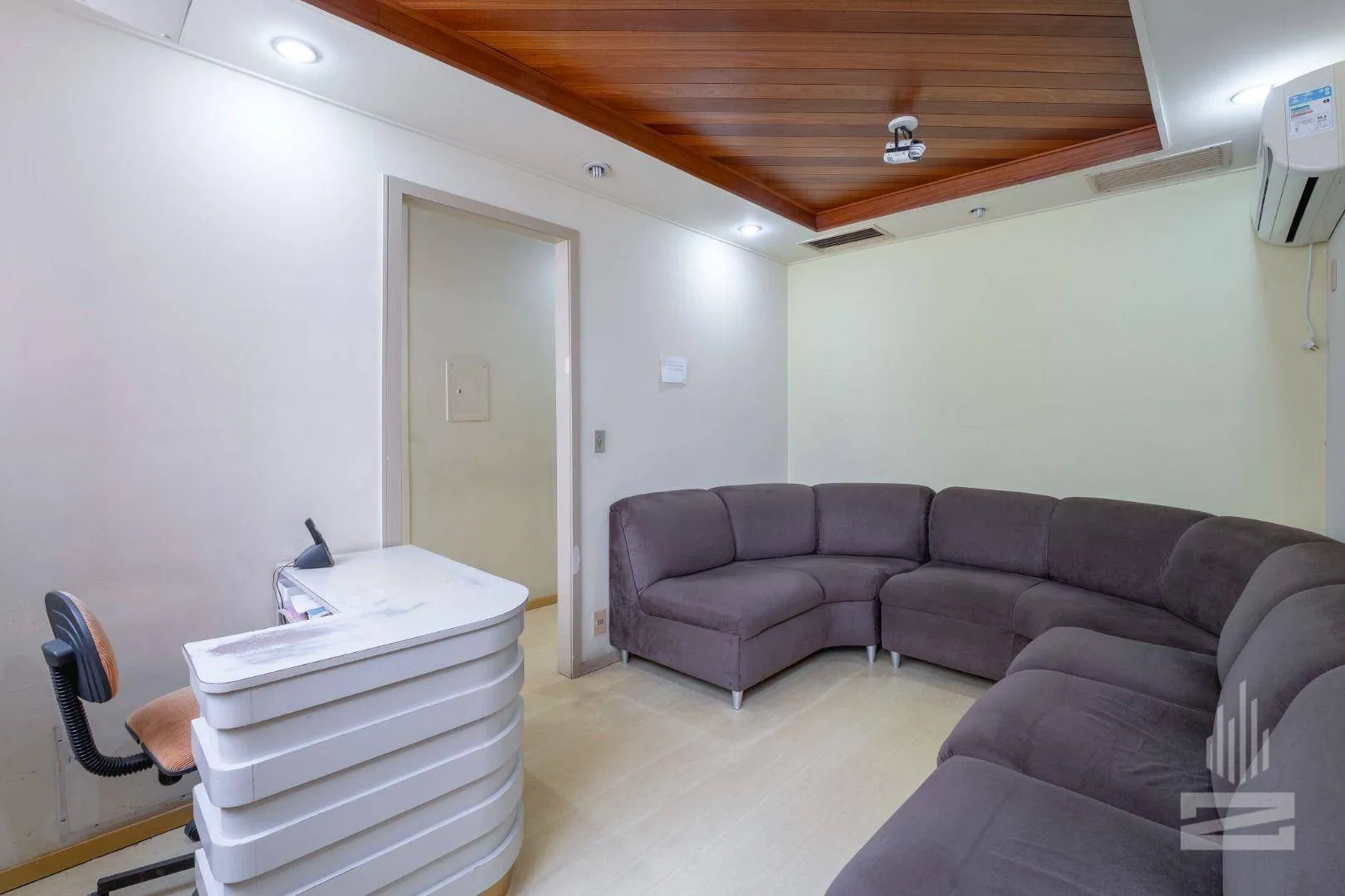 Sala Comercial à Venda Totalmente Mobiliada e com 57m no bairro Centro em Blumenau - foto 1