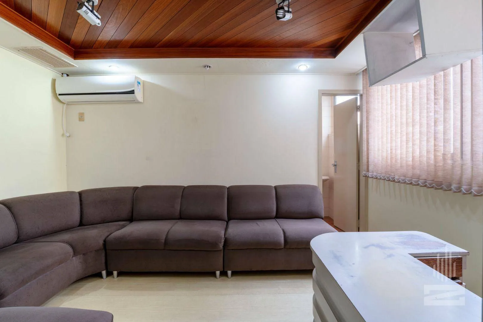 Sala Comercial à Venda Totalmente Mobiliada e com 57m no bairro Centro em Blumenau — foto 2