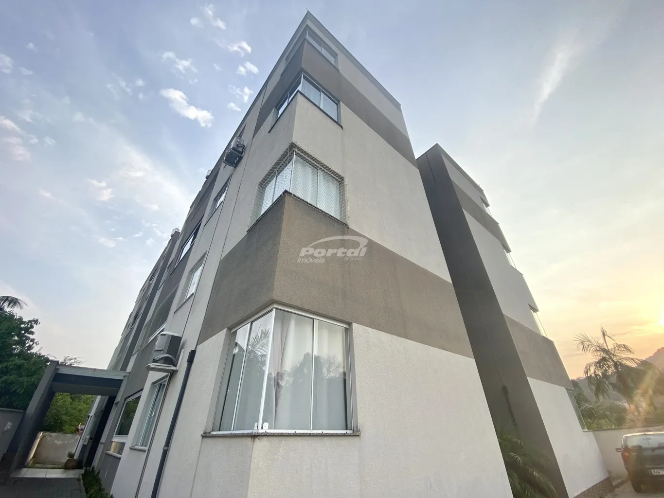 Amplo apartamento para locação no bairro Itoupava Central! Com 65m de area util, o imovel possui 02 dormitórios, sala de estar com sacada com churrasqueira, cozinha, sala de jantar, banheiro social, area de serviço e 01 vaga de garagem descoberta. - foto 1