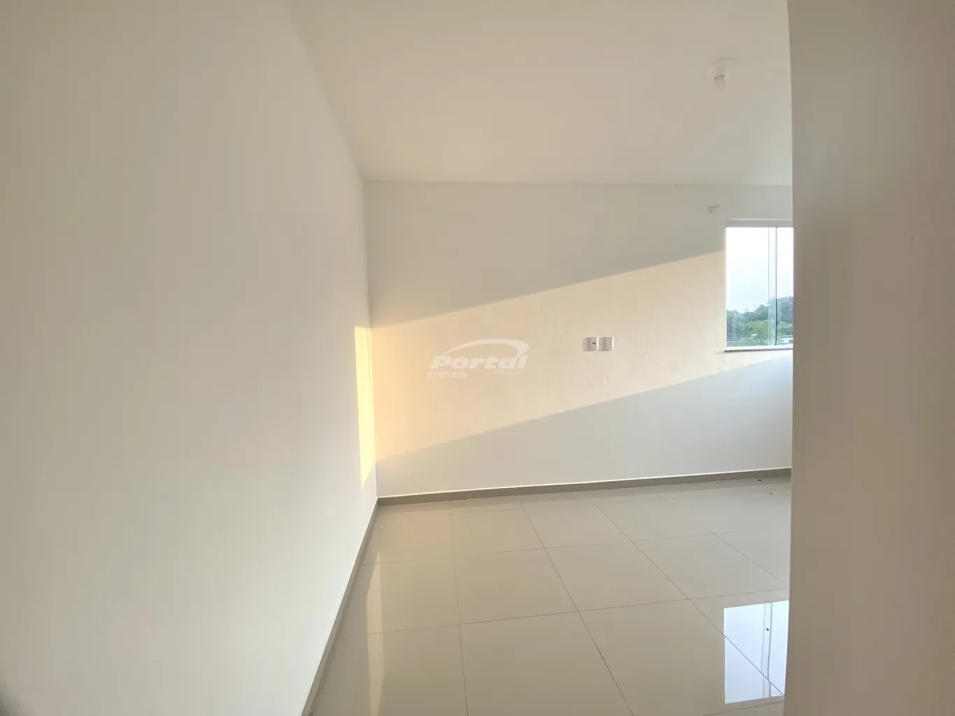 Amplo apartamento para locação no bairro Itoupava Central! Com 65m de area util, o imovel possui 02 dormitórios, sala de estar com sacada com churrasqueira, cozinha, sala de jantar, banheiro social, area de serviço e 01 vaga de garagem descoberta. — foto 3