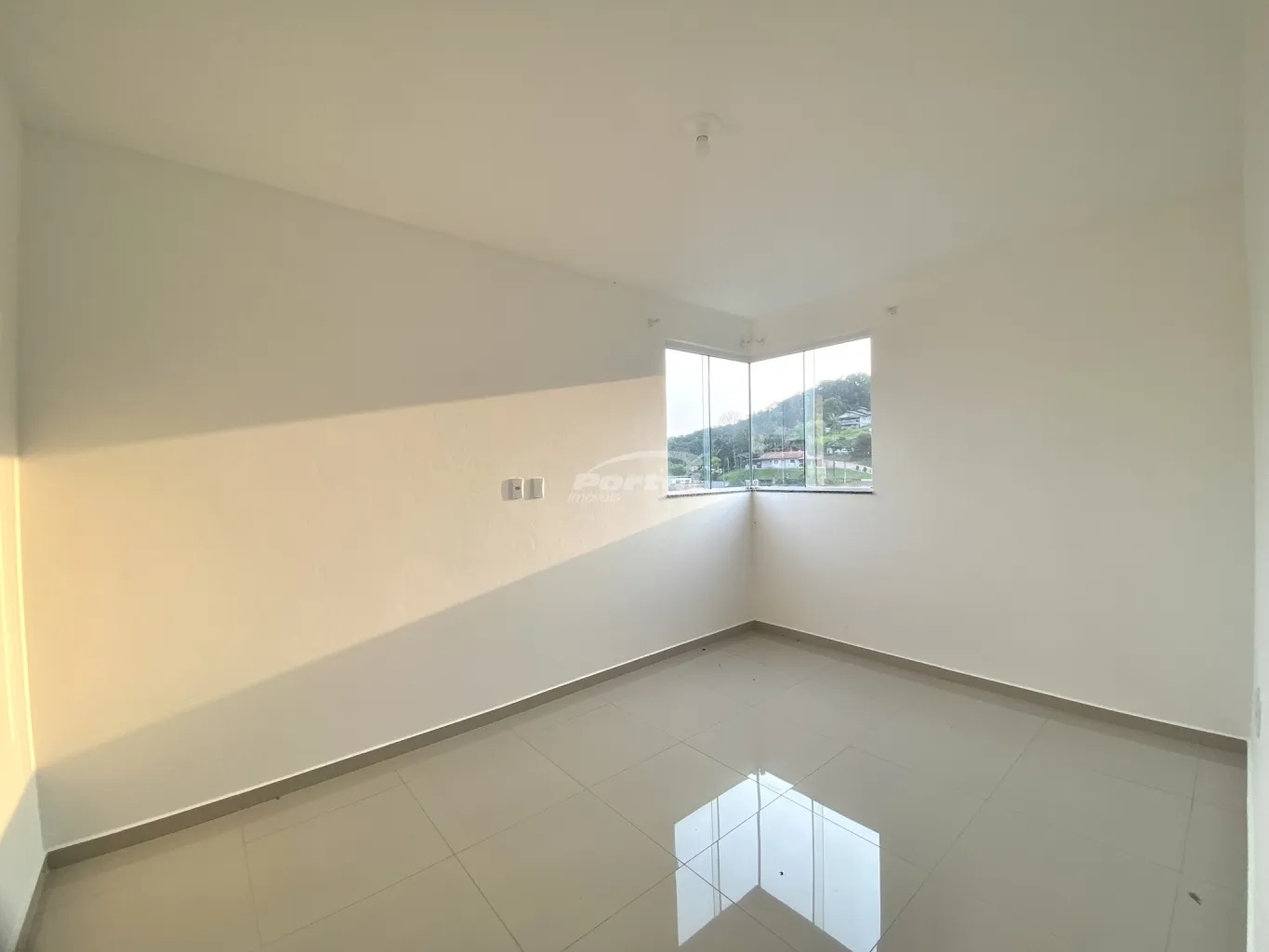 Amplo apartamento para locação no bairro Itoupava Central! Com 65m de area util, o imovel possui 02 dormitórios, sala de estar com sacada com churrasqueira, cozinha, sala de jantar, banheiro social, area de serviço e 01 vaga de garagem descoberta. — foto 4