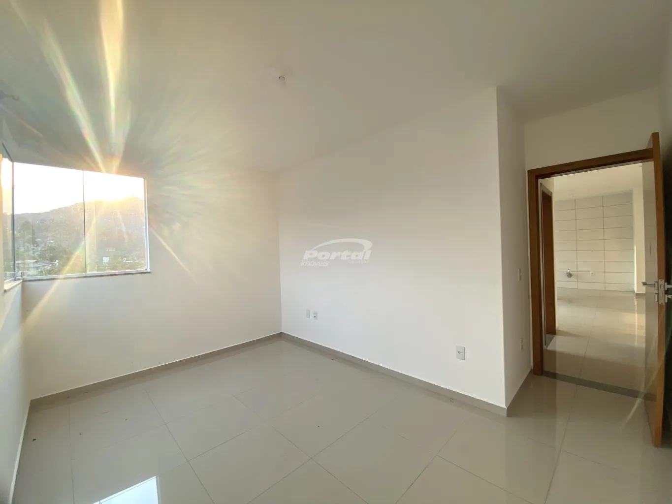 Amplo apartamento para locação no bairro Itoupava Central! Com 65m de area util, o imovel possui 02 dormitórios, sala de estar com sacada com churrasqueira, cozinha, sala de jantar, banheiro social, area de serviço e 01 vaga de garagem descoberta. — foto 5