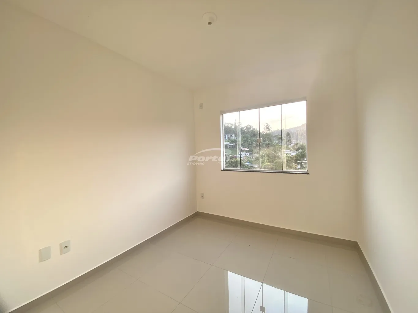 Amplo apartamento para locação no bairro Itoupava Central! Com 65m de area util, o imovel possui 02 dormitórios, sala de estar com sacada com churrasqueira, cozinha, sala de jantar, banheiro social, area de serviço e 01 vaga de garagem descoberta. — foto 6