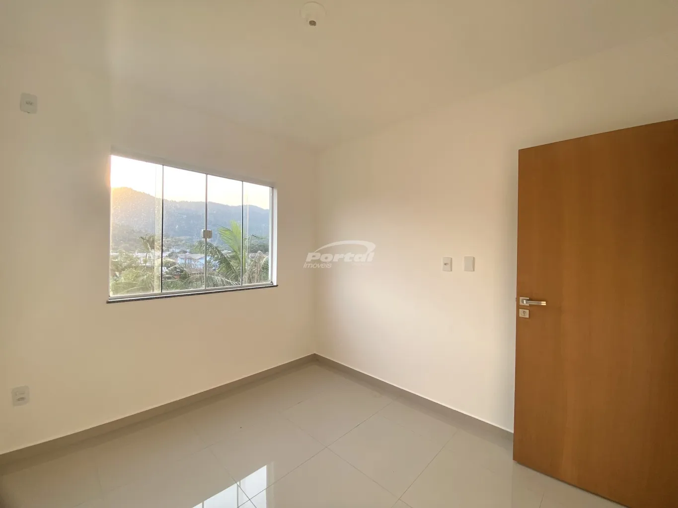Amplo apartamento para locação no bairro Itoupava Central! Com 65m de area util, o imovel possui 02 dormitórios, sala de estar com sacada com churrasqueira, cozinha, sala de jantar, banheiro social, area de serviço e 01 vaga de garagem descoberta. — foto 7