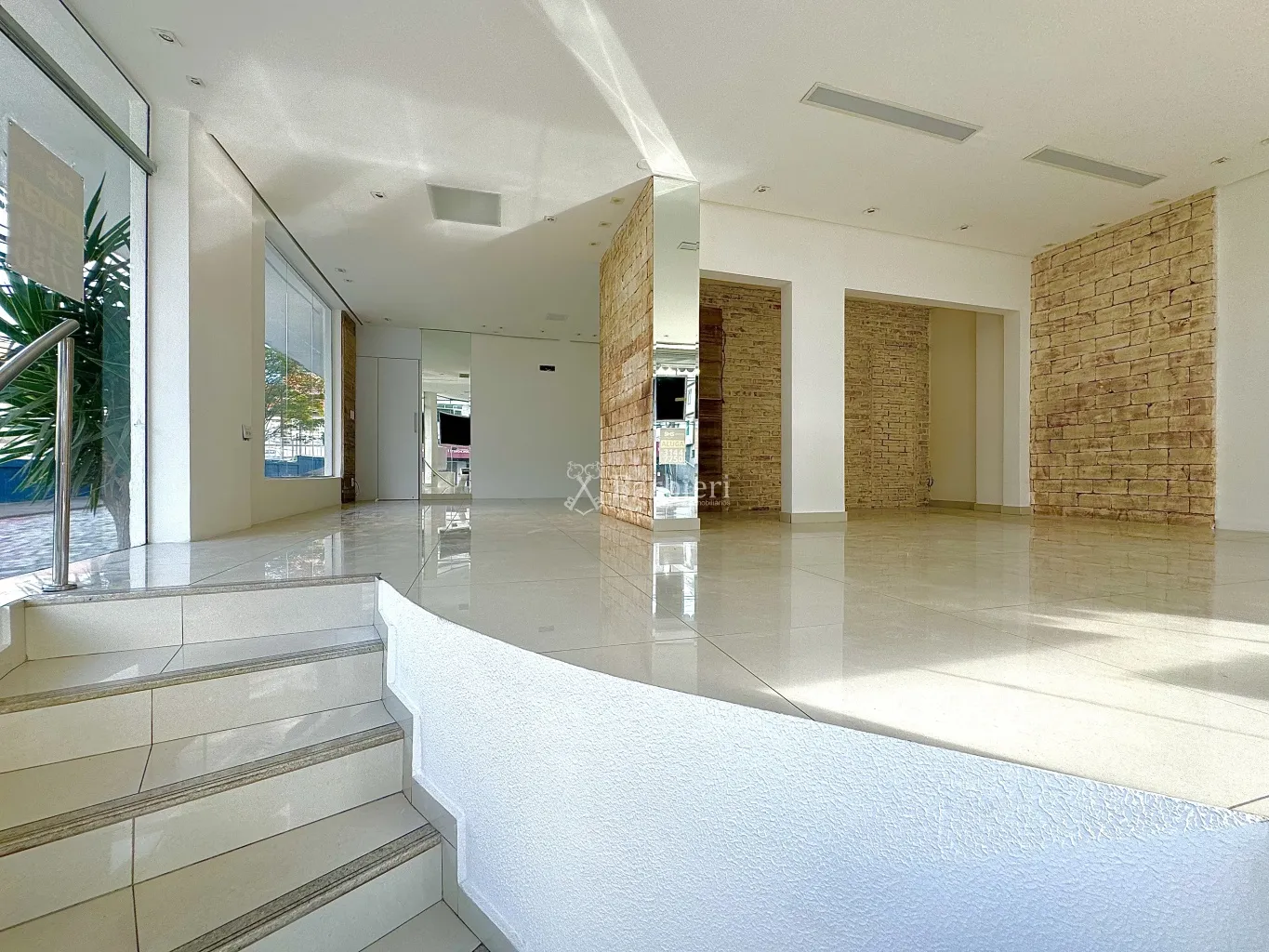 Loja comercial esquina com vitrine, 200,00 m no Bairro Victor Konder em Blumenau/SC - foto 1