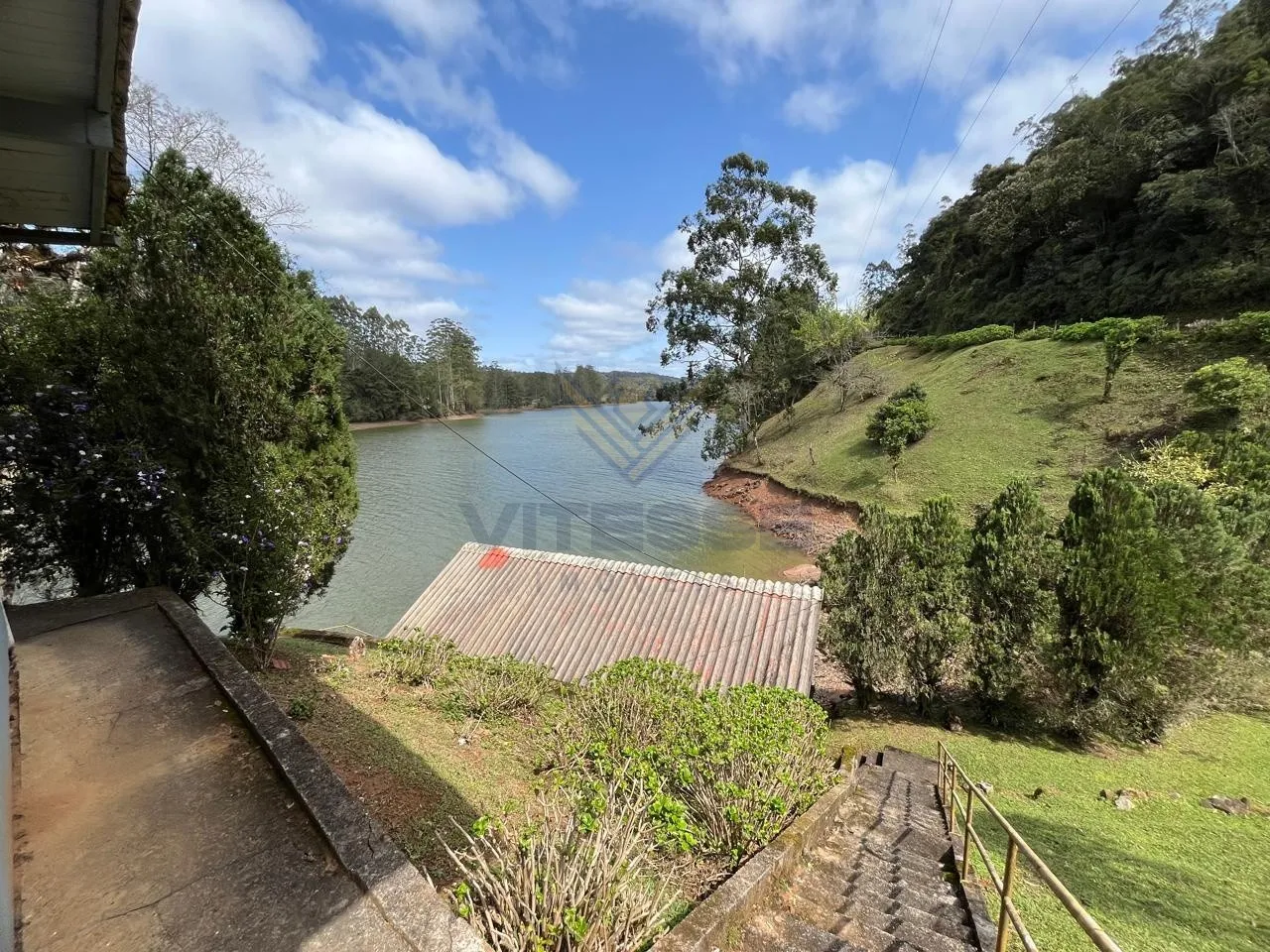 Casas em terreno amplo na represa de Alto Cedros, Rio dos Cedros. — foto 3