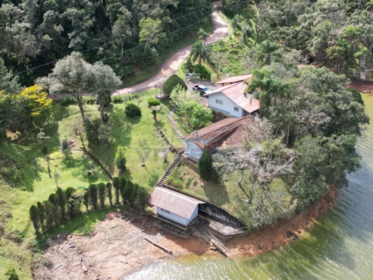 Casas em terreno amplo na represa de Alto Cedros, Rio dos Cedros. — foto 6