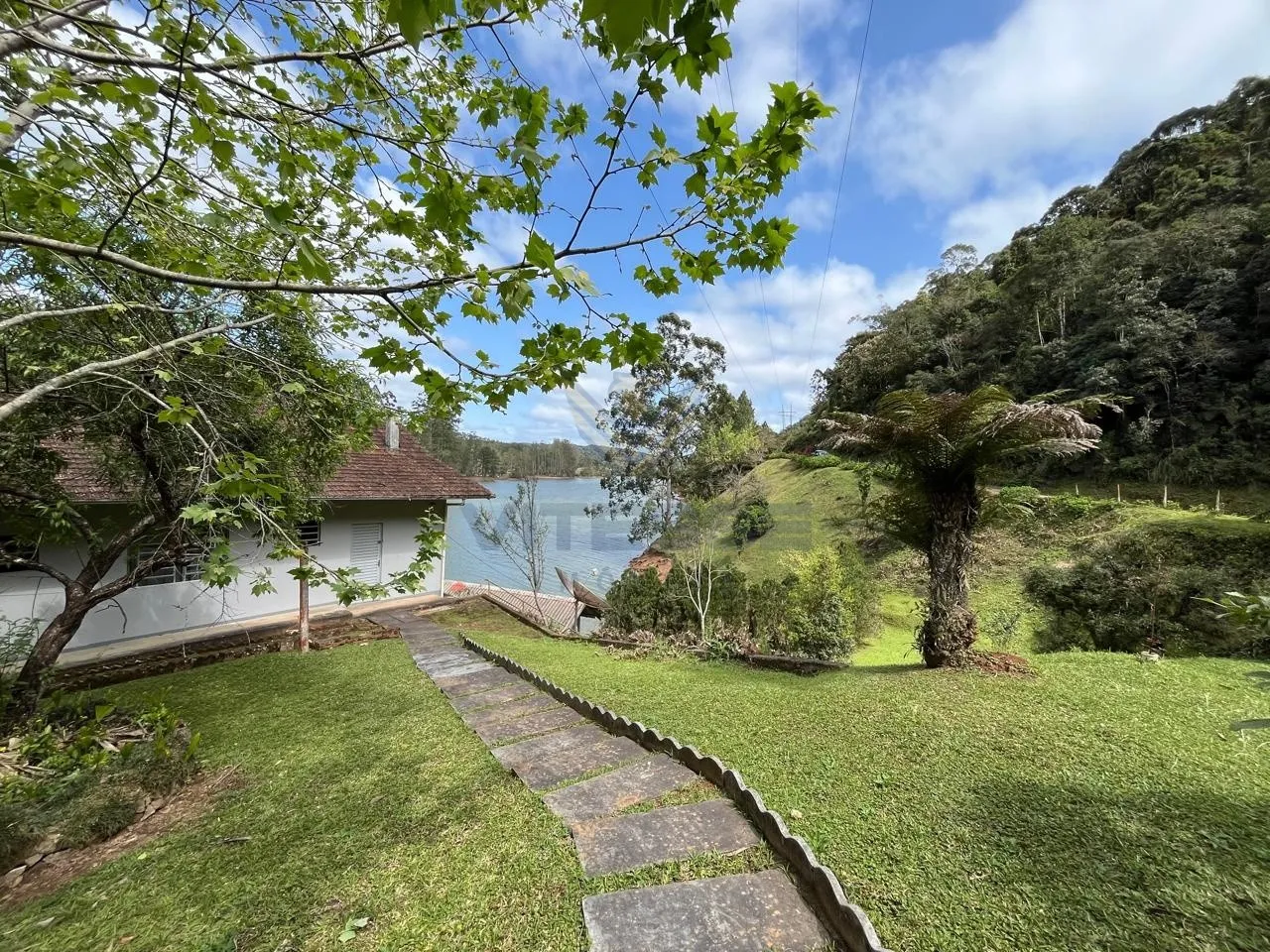 Casas em terreno amplo na represa de Alto Cedros, Rio dos Cedros. — foto 7