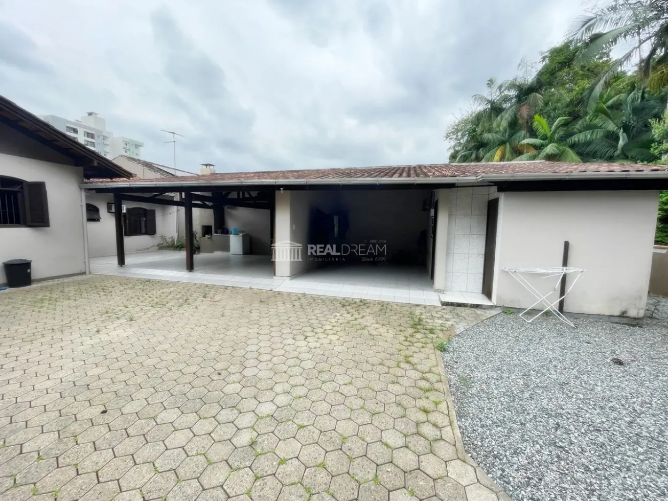 Casa averbada ideal para quem busca acessibilidade e conforto, com 3 dormitórios, sendo 1 suíte, área de festa com churrasqueira, lavabo, área de serviço, deposito e garagem. — foto 3