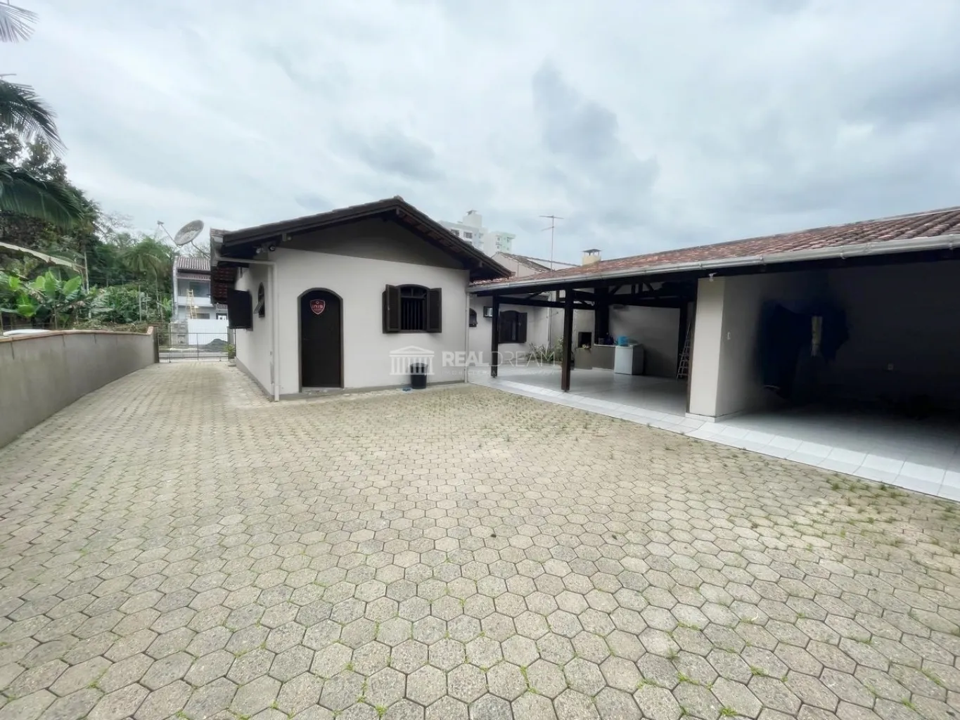Casa averbada ideal para quem busca acessibilidade e conforto, com 3 dormitórios, sendo 1 suíte, área de festa com churrasqueira, lavabo, área de serviço, deposito e garagem. — foto 4