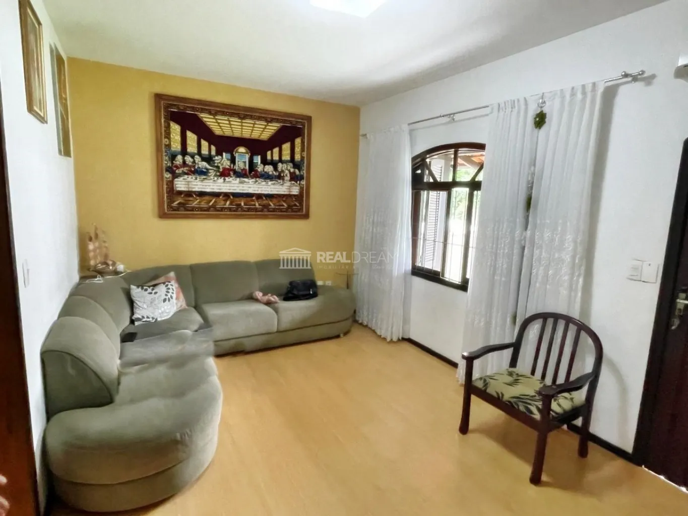 Casa averbada ideal para quem busca acessibilidade e conforto, com 3 dormitórios, sendo 1 suíte, área de festa com churrasqueira, lavabo, área de serviço, deposito e garagem. — foto 5
