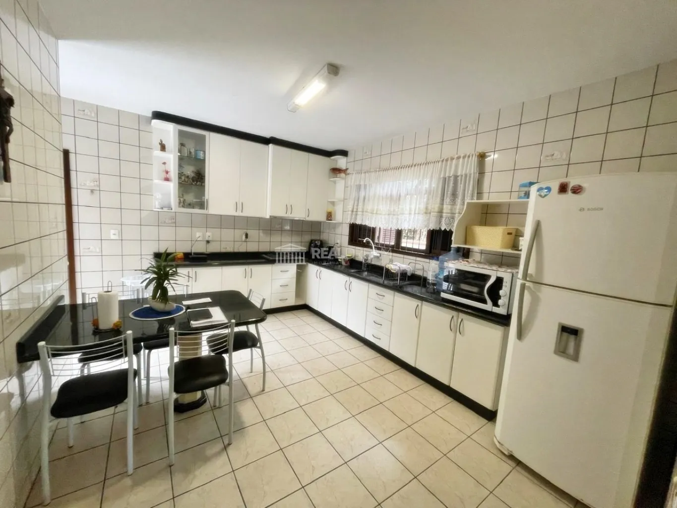 Casa averbada ideal para quem busca acessibilidade e conforto, com 3 dormitórios, sendo 1 suíte, área de festa com churrasqueira, lavabo, área de serviço, deposito e garagem. — foto 6