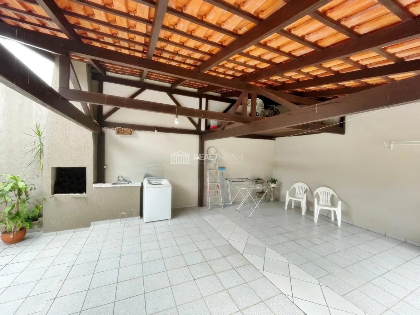 Casa averbada ideal para quem busca acessibilidade e conforto, com 3 dormitórios, sendo 1 suíte, área de festa com churrasqueira, lavabo, área de serviço, deposito e garagem. — foto 2