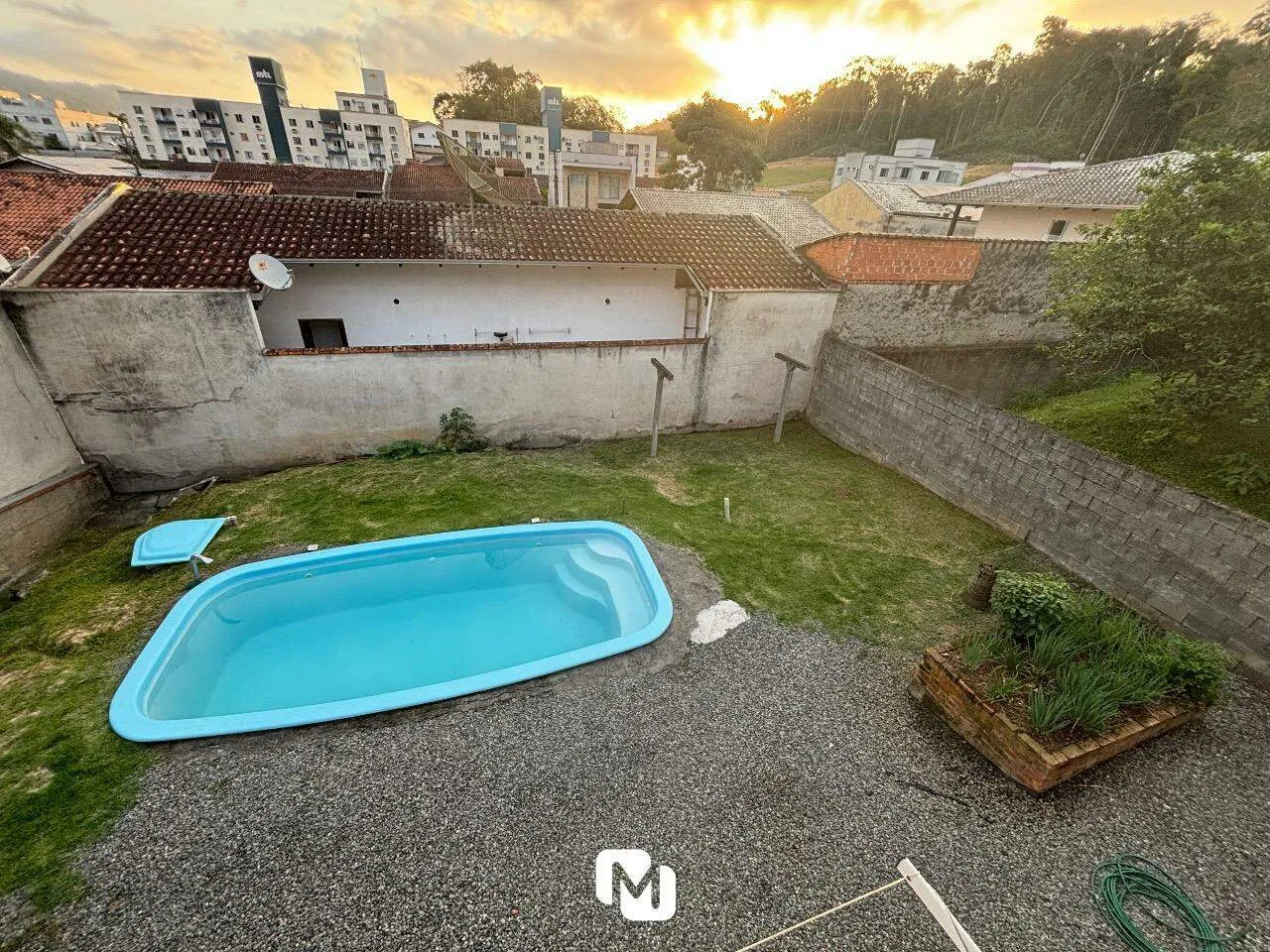 Excelente oportunidade de adquirir um imóvel de 2 pavimentos no coração do bairro da Velha, em Blumenau. — foto 2