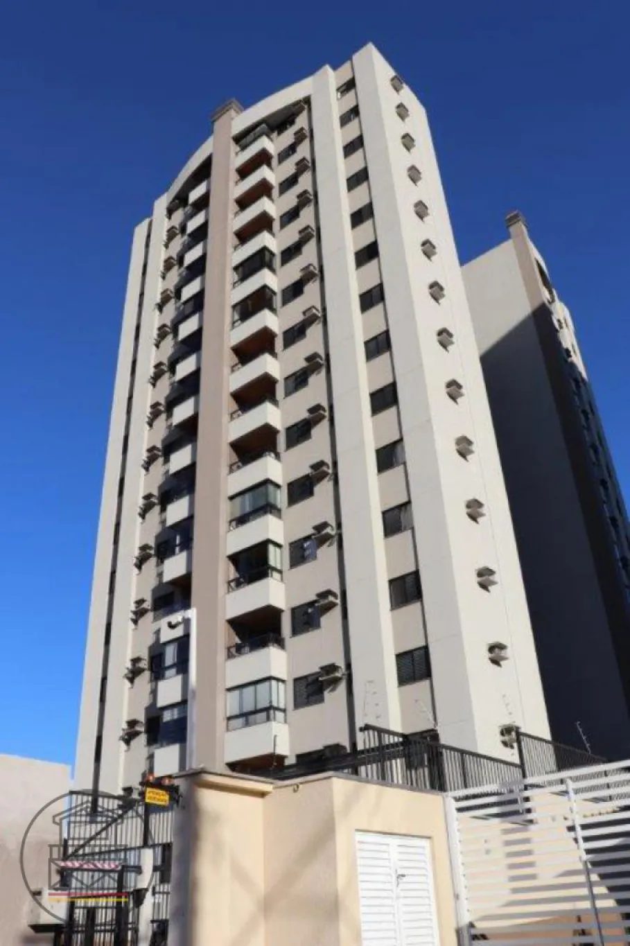 Lindo apartamento MOBILIADO com 03 dormitórios sendo uma suíte, em condomínio seguro e completo. - foto 1