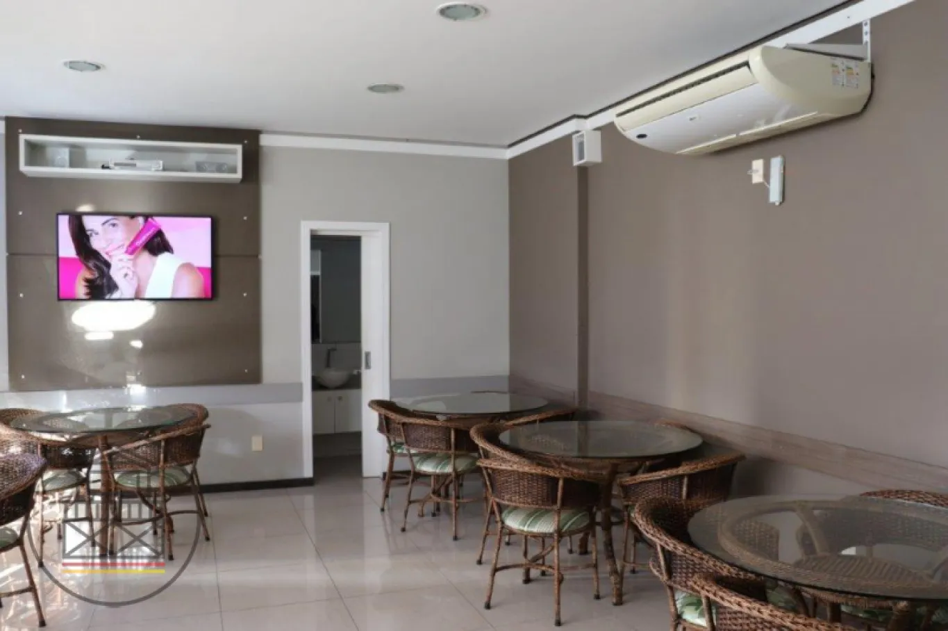 Lindo apartamento MOBILIADO com 03 dormitórios sendo uma suíte, em condomínio seguro e completo. — foto 4