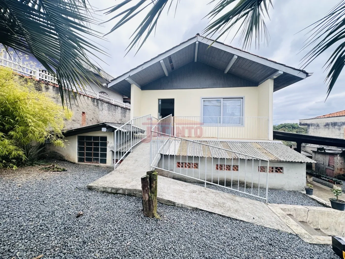Casa de 2 pavimentos, opção para moradia e locação, no Bairro Fortaleza. — foto 3