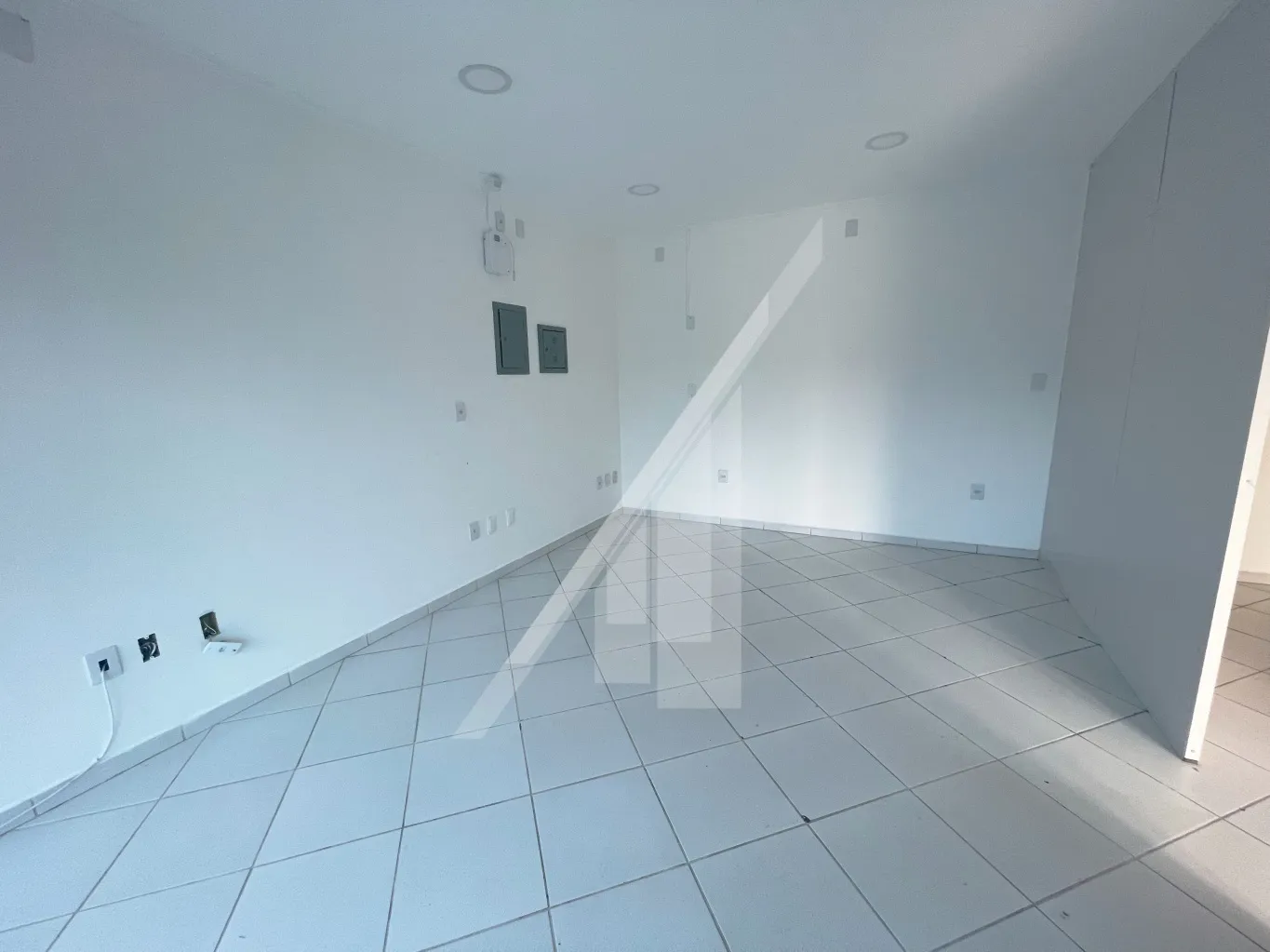 Linda sala comercial bem localizada com estacionamento rotativo em frente a sala perfeita para você que buscar ampliar ou iniciar seus negócios, venha hoje mesmo agendar uma visita e conheça essa incrível sala. — foto 2