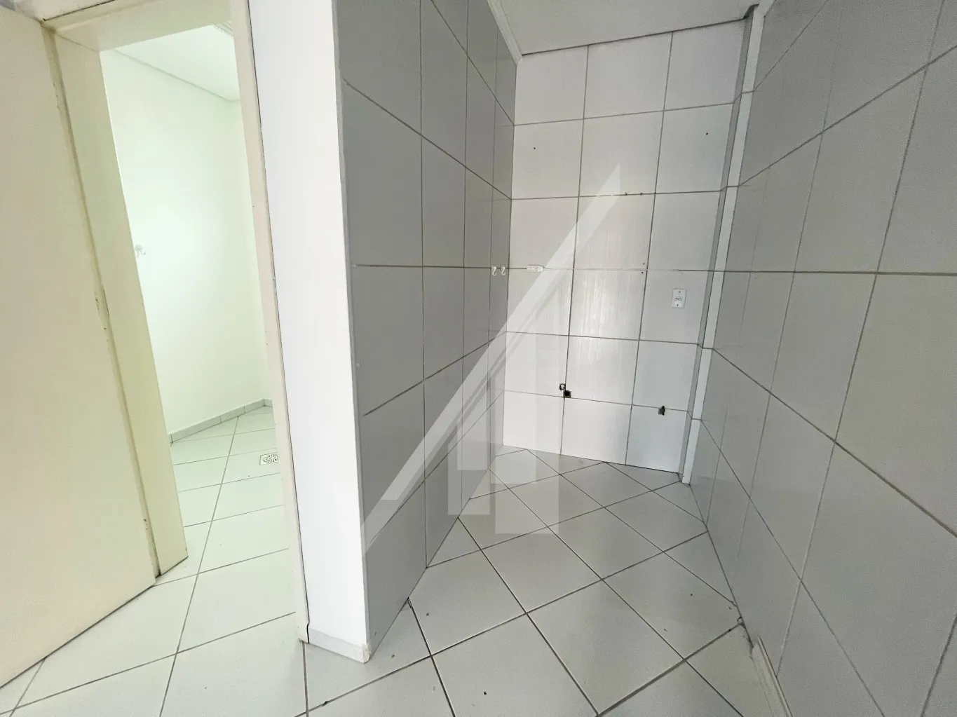 Linda sala comercial bem localizada com estacionamento rotativo em frente a sala perfeita para você que buscar ampliar ou iniciar seus negócios, venha hoje mesmo agendar uma visita e conheça essa incrível sala. — foto 3