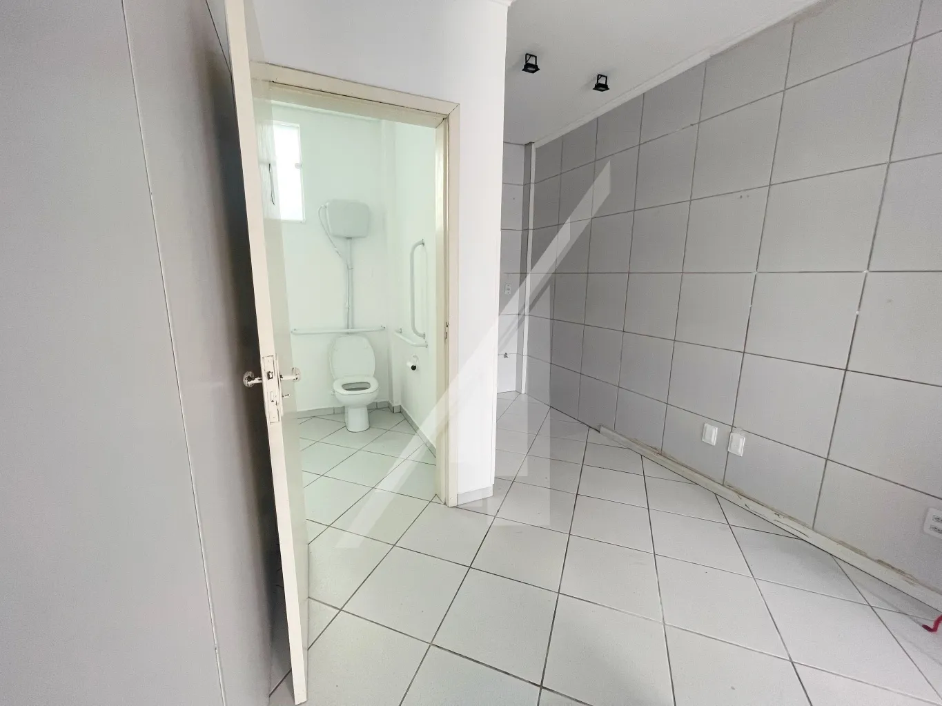 Linda sala comercial bem localizada com estacionamento rotativo em frente a sala perfeita para você que buscar ampliar ou iniciar seus negócios, venha hoje mesmo agendar uma visita e conheça essa incrível sala. — foto 4