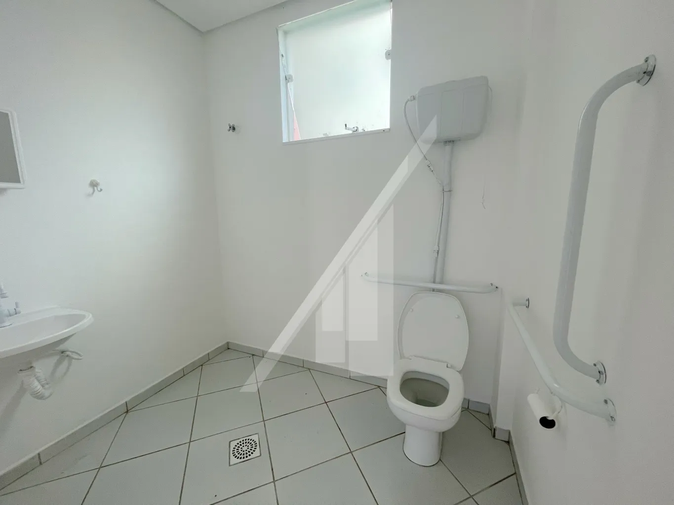Linda sala comercial bem localizada com estacionamento rotativo em frente a sala perfeita para você que buscar ampliar ou iniciar seus negócios, venha hoje mesmo agendar uma visita e conheça essa incrível sala. — foto 5