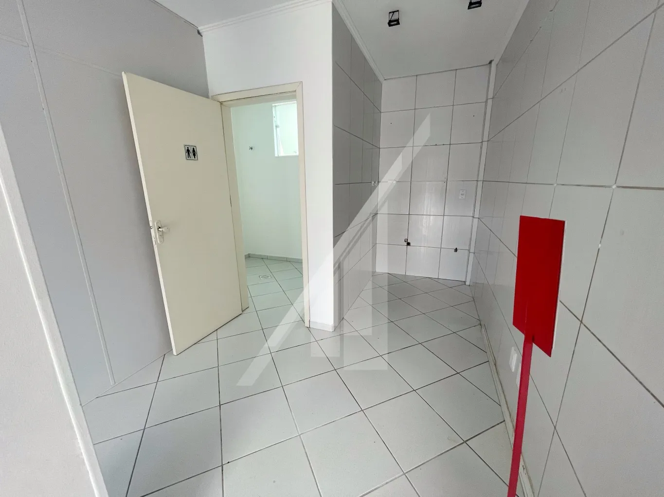 Linda sala comercial bem localizada com estacionamento rotativo em frente a sala perfeita para você que buscar ampliar ou iniciar seus negócios, venha hoje mesmo agendar uma visita e conheça essa incrível sala. — foto 6
