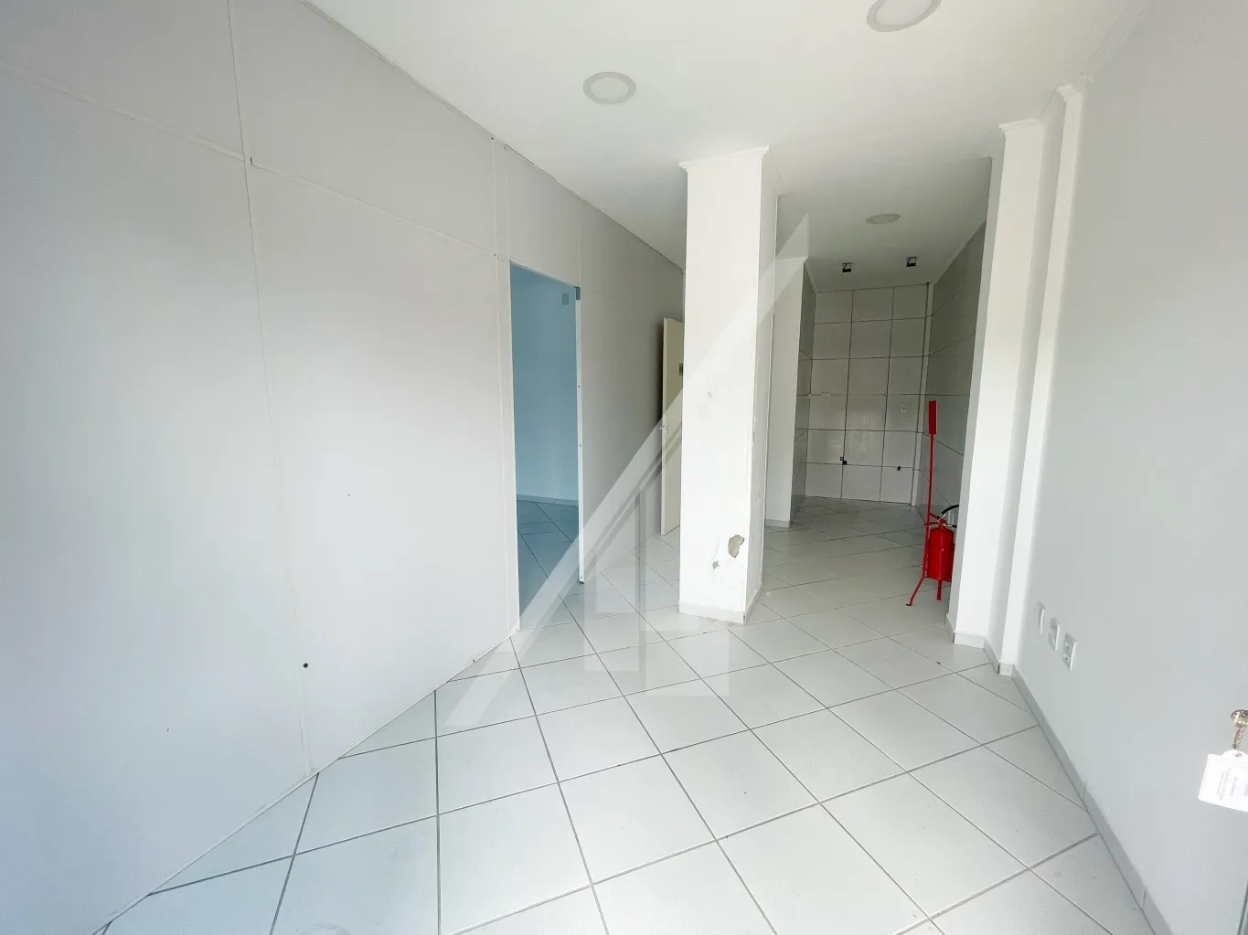 Linda sala comercial bem localizada com estacionamento rotativo em frente a sala perfeita para você que buscar ampliar ou iniciar seus negócios, venha hoje mesmo agendar uma visita e conheça essa incrível sala. — foto 7