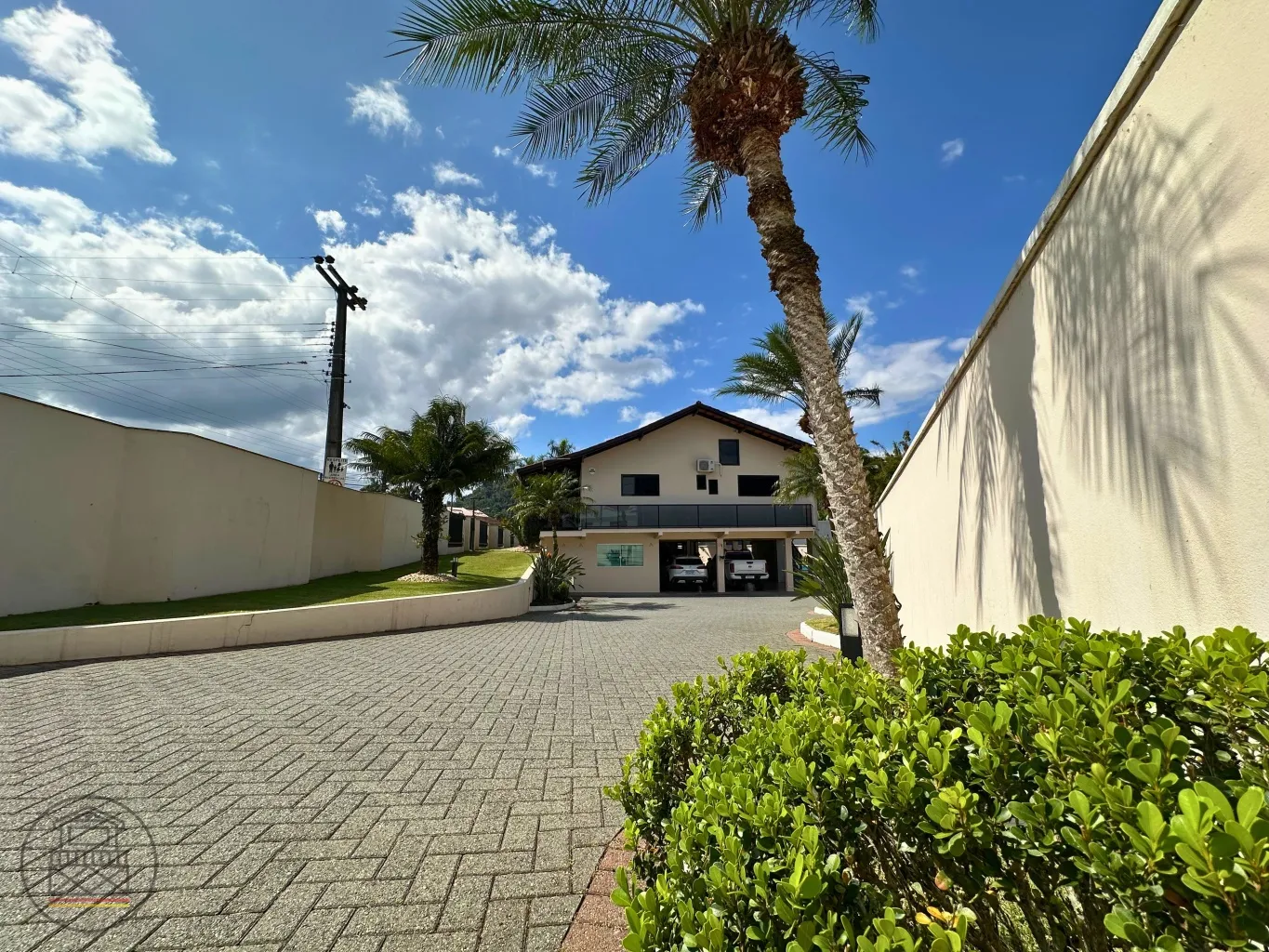 Oportunidade única! Viva com conforto e segurança em uma casa espaçosa e mobiliada, a poucos passos do novo Terminal da Água Verde!!! — foto 2