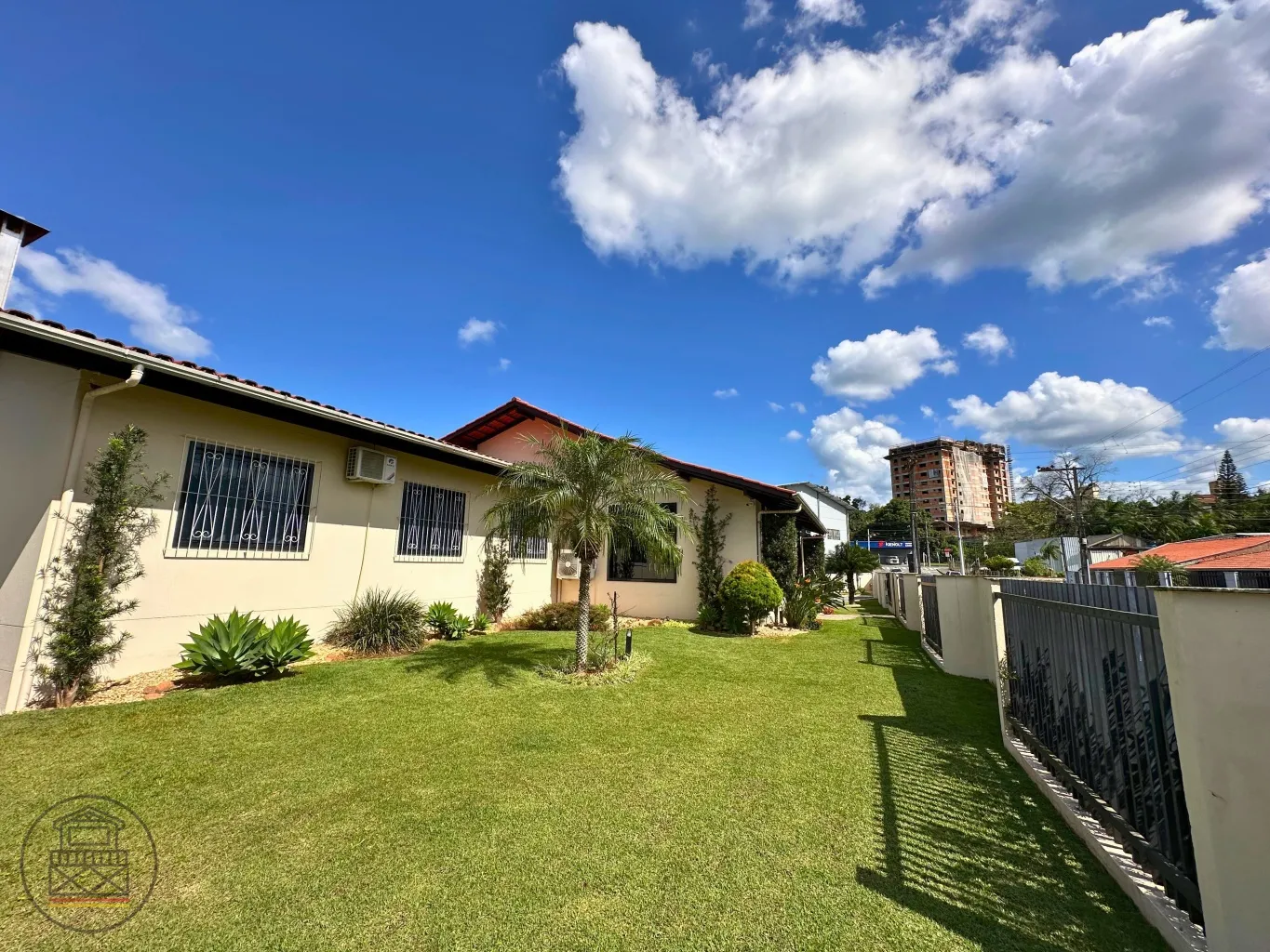 Oportunidade única! Viva com conforto e segurança em uma casa espaçosa e mobiliada, a poucos passos do novo Terminal da Água Verde!!! — foto 3