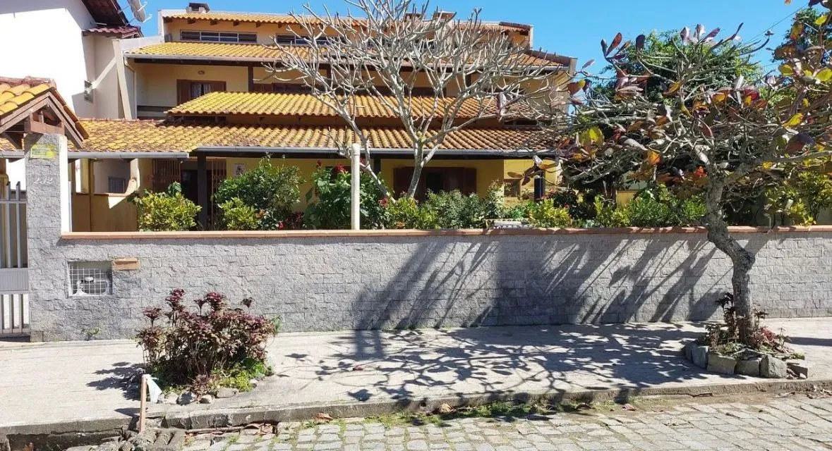 Sobrado em Penha com 4 dormitórios (sendo 2 suítes) com lareira, apenas 250m da Praia Alegre e 10min do Beto Carrero World. REF 20012 - foto 1