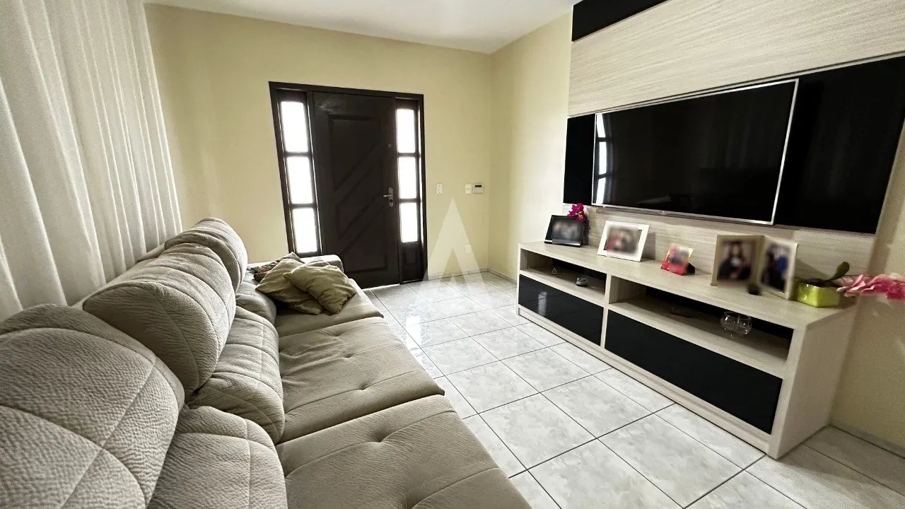 Casa com 1 suíte(s) mais 3 quarto(s) à venda no bairro Floresta em Joinville, por R$ 750.000.00. — foto 2
