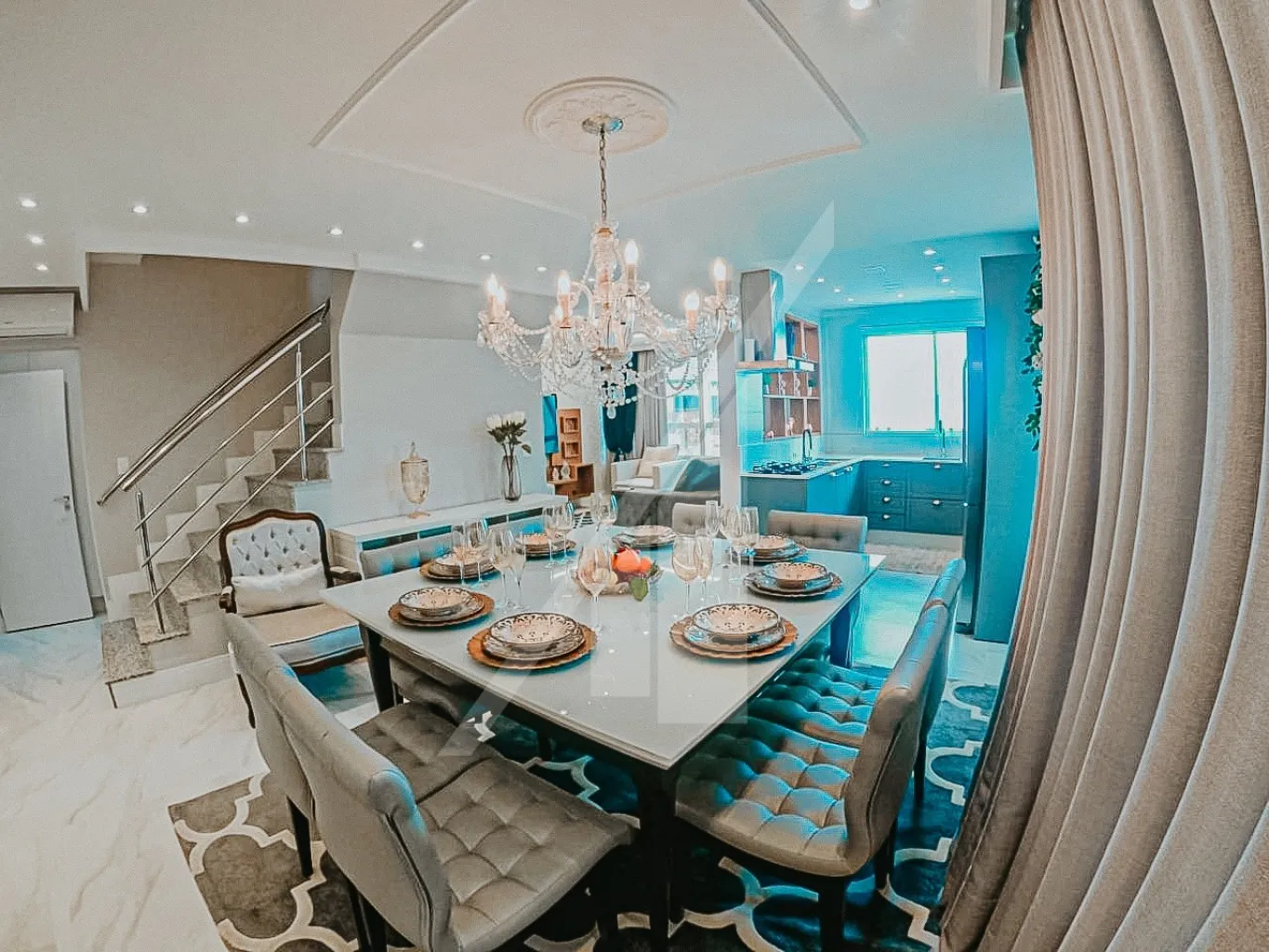 COBERTURA TRIPLEX COM TRÊS SUÍTES, MOBILIADA E FINAMENTE DECORADA - PRAIA DE PEREQUÊ/ PORTO BELO - foto 1