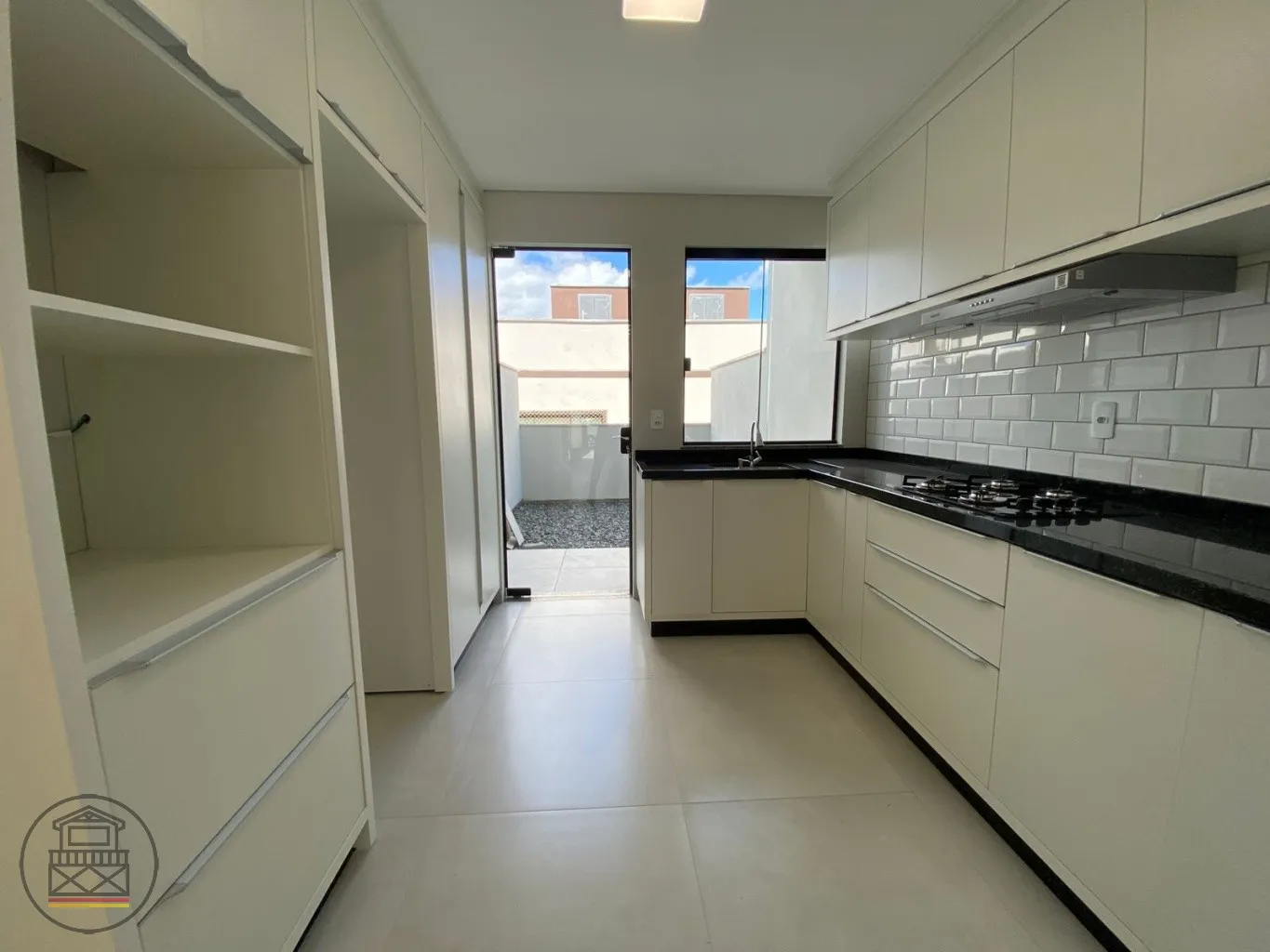 Sobrado com 02 suítes e 02 vagas e semi mobiliado no bairro Fortaleza. — foto 3