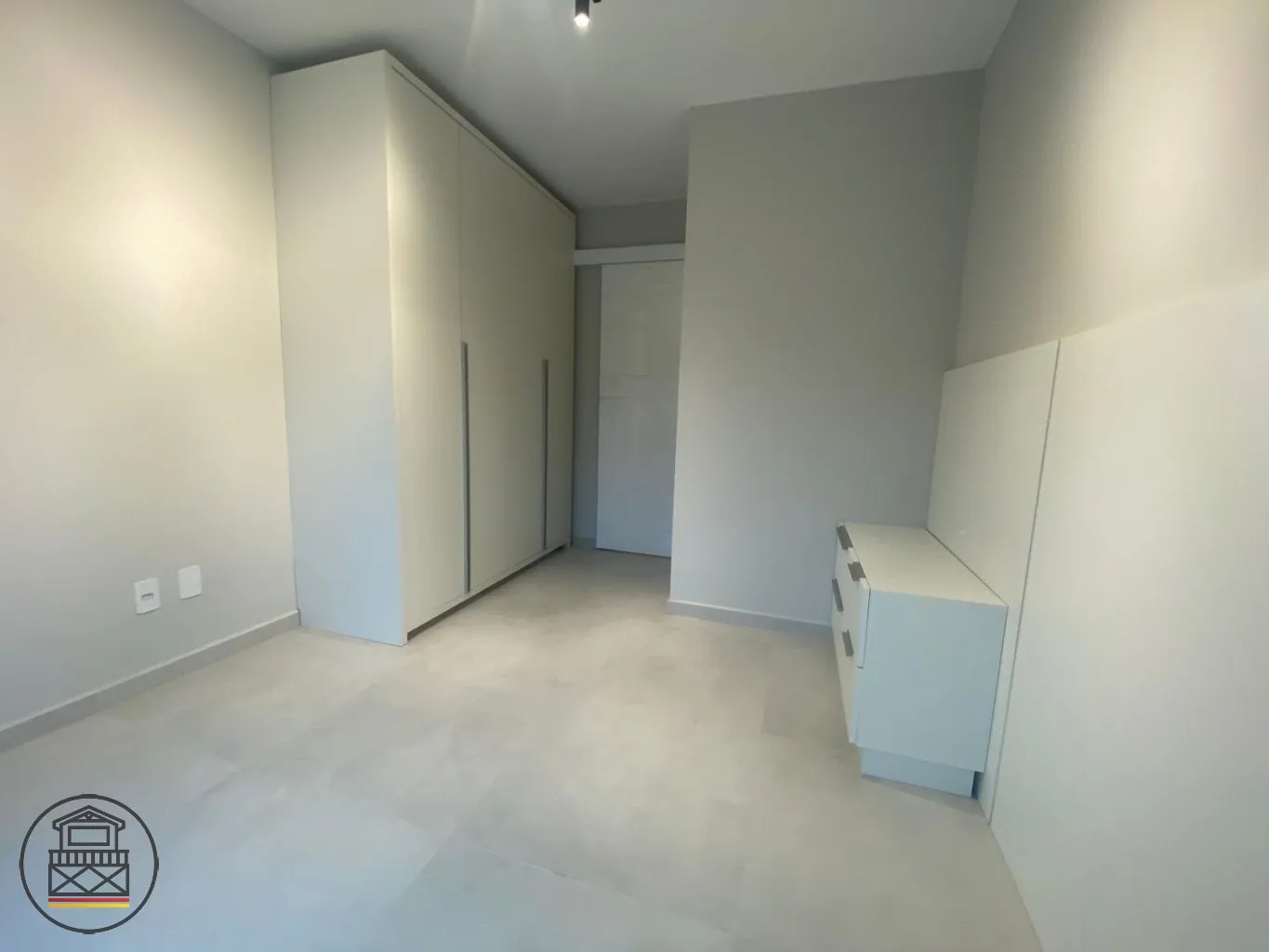 Sobrado com 02 suítes e 02 vagas e semi mobiliado no bairro Fortaleza. — foto 4