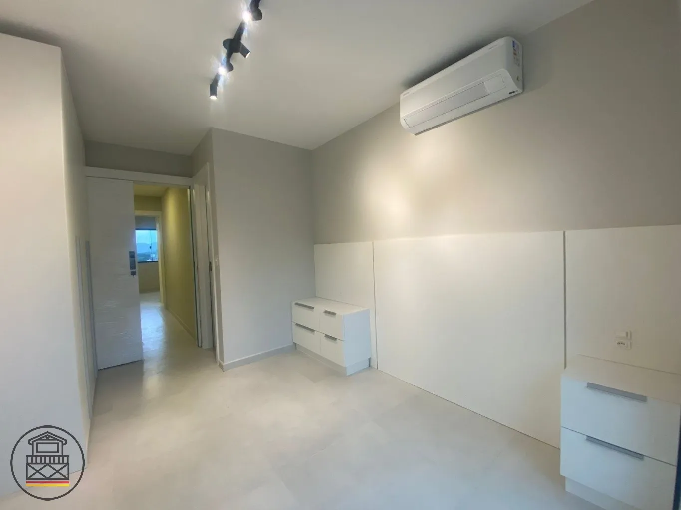 Sobrado com 02 suítes e 02 vagas e semi mobiliado no bairro Fortaleza. — foto 5