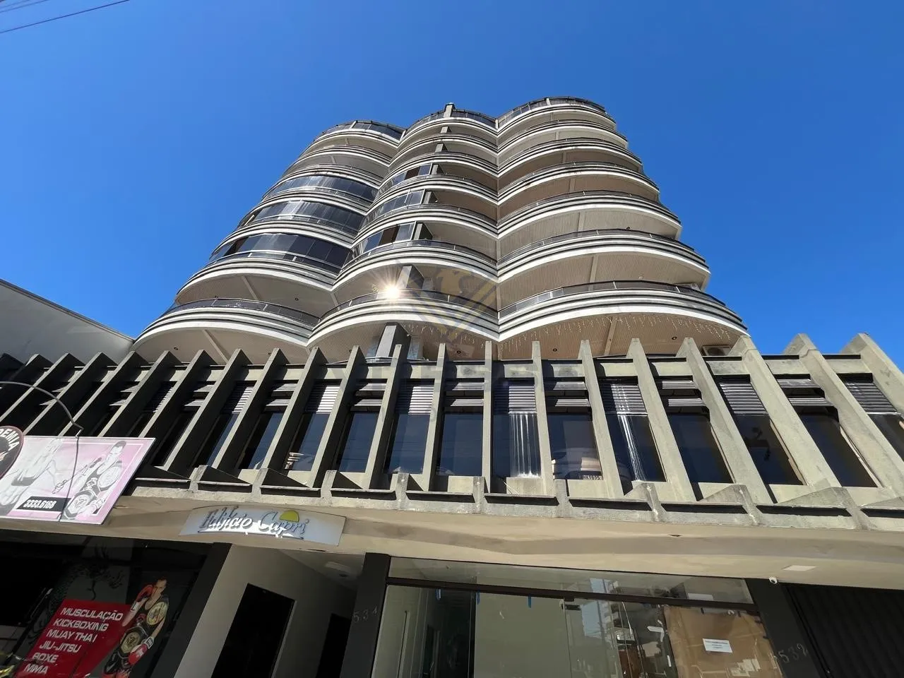 Apartamento com suíte e ampla sacada com vista para o sol da manhã. — foto 2