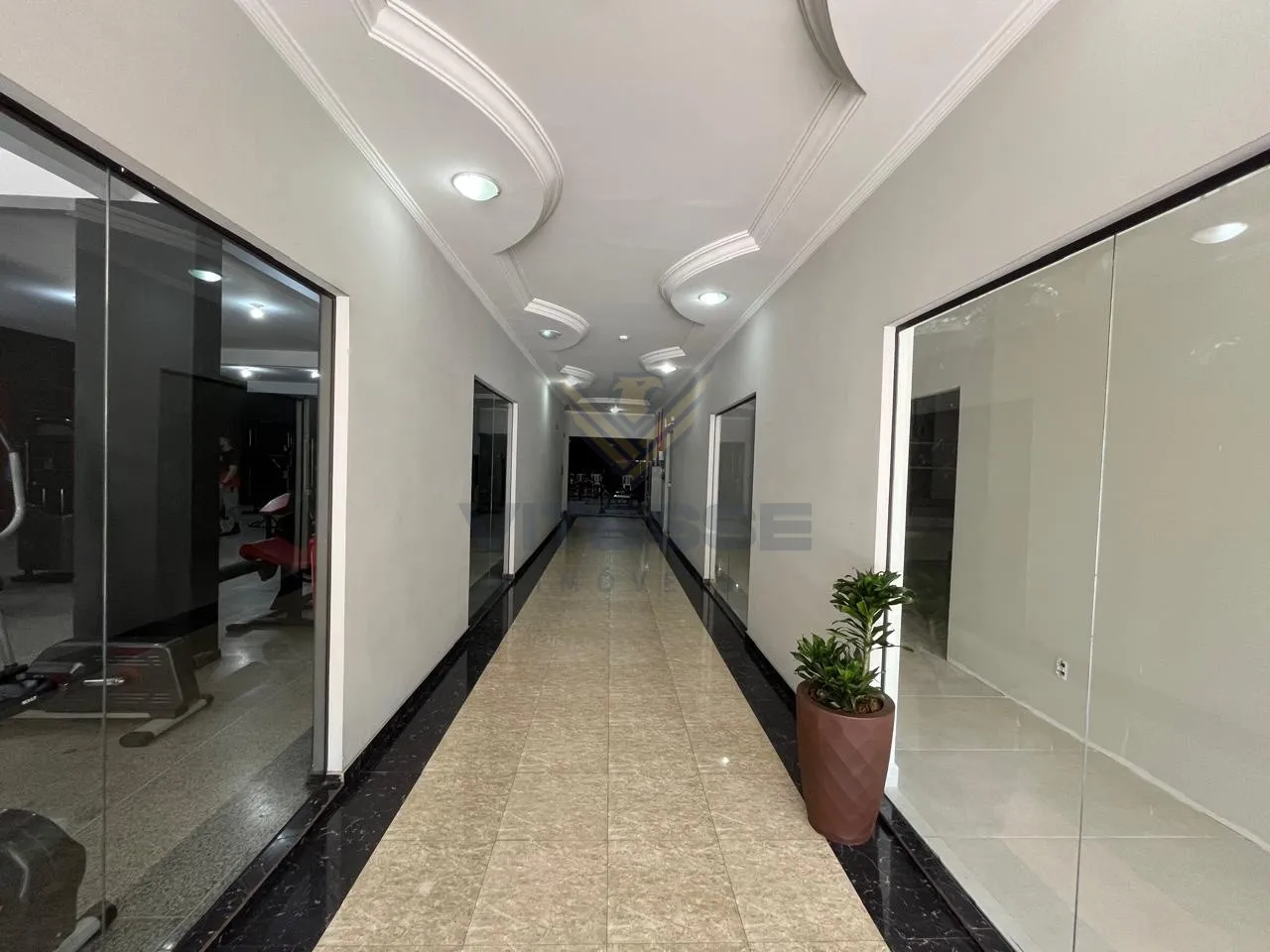 Apartamento com suíte e ampla sacada com vista para o sol da manhã. — foto 4