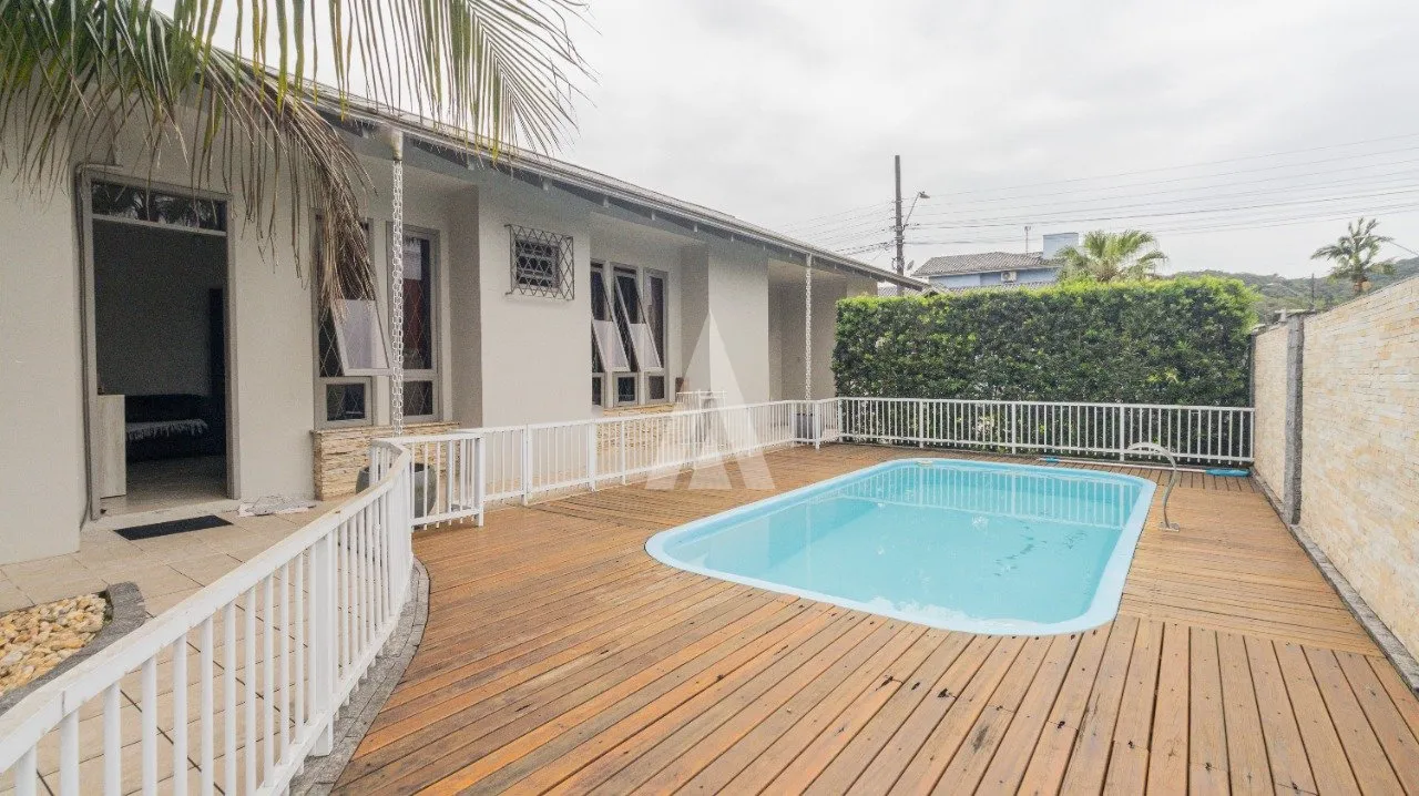 Casa com 1 suíte(s) mais 2 quarto(s) à venda no bairro Glória em Joinville, por R$ 1.300.000.00. - foto 1