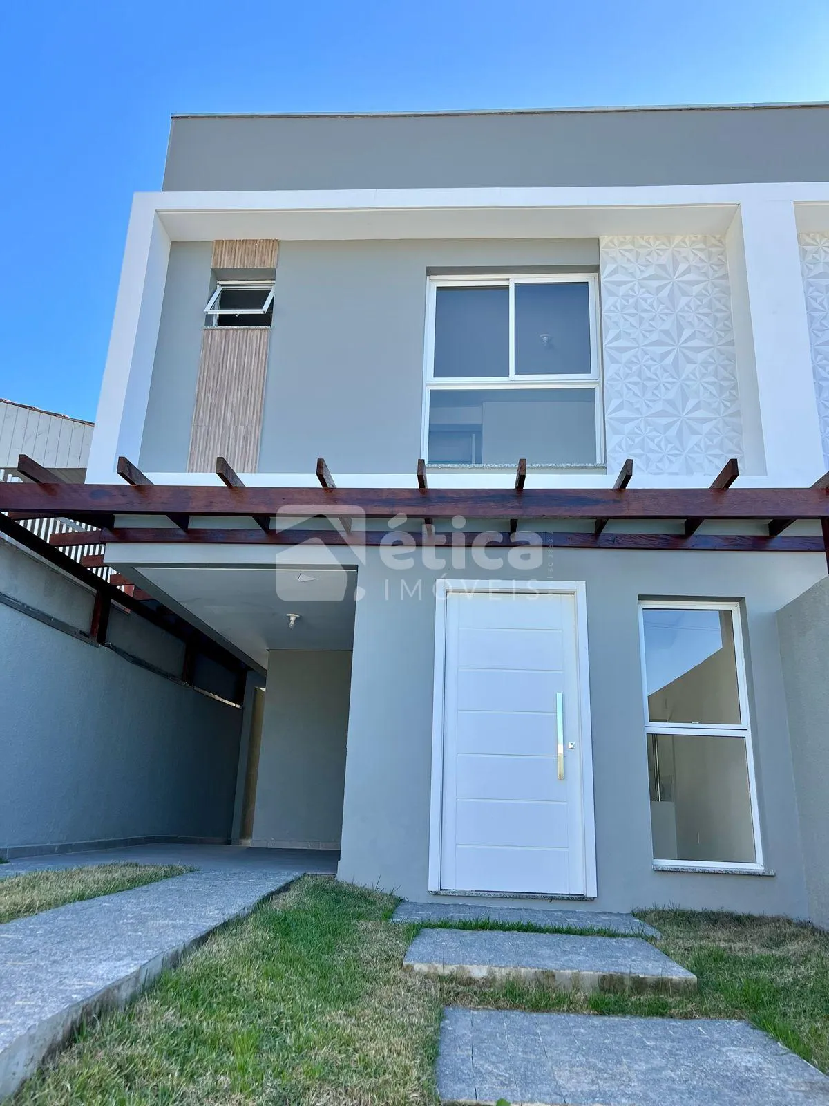 Geminado Novo à Venda no Bairro Espinheiros, com 03 dormitórios, sendo 02 suítes - foto 1
