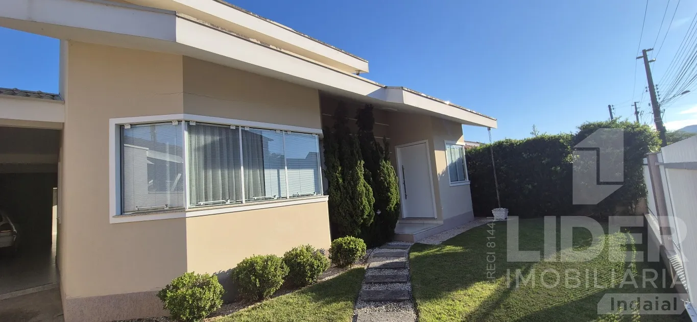 Casa Aconchegante com Laje Inclinada, e 01 Suíte com closet e 02 dormitórios - foto 1