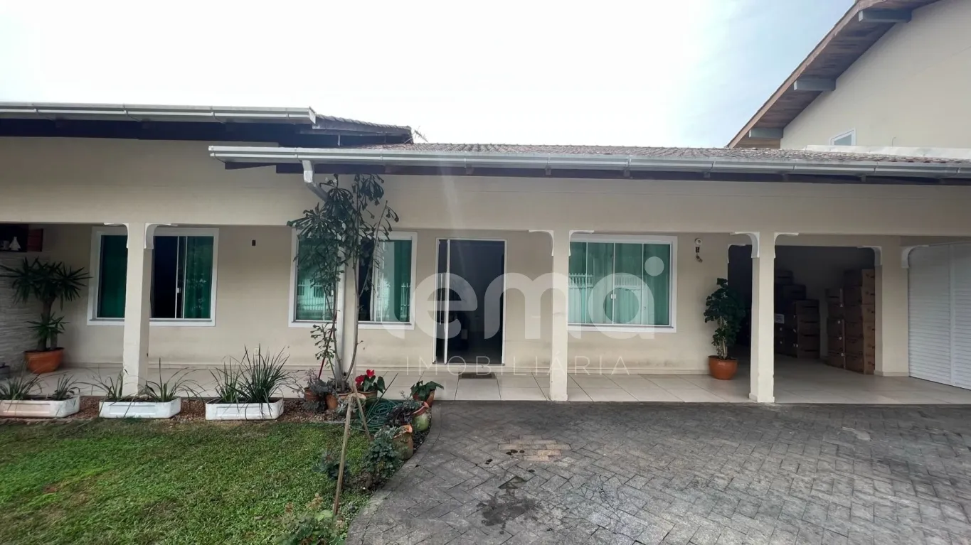 Casa muito espaçosa localizada em rua tranquila e sem saída no Bairro Escola Agrícola. - foto 1