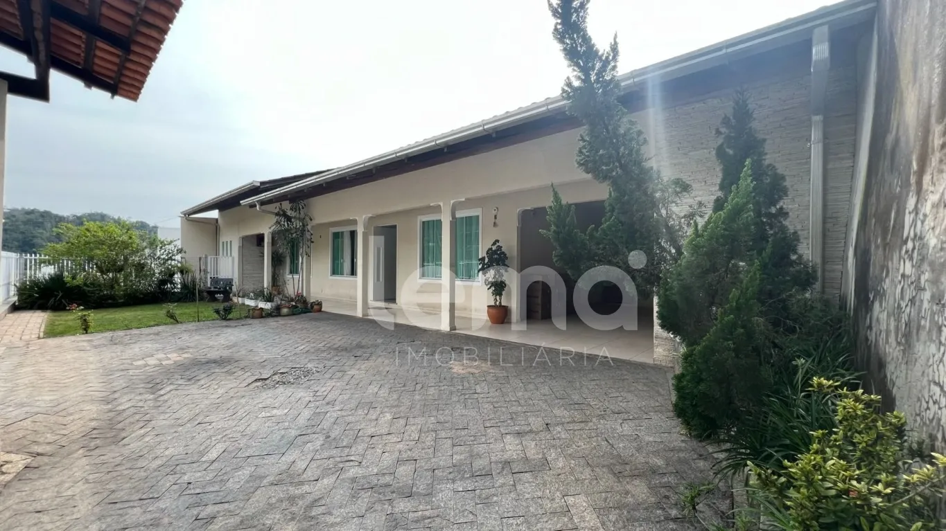 Casa muito espaçosa localizada em rua tranquila e sem saída no Bairro Escola Agrícola. — foto 2