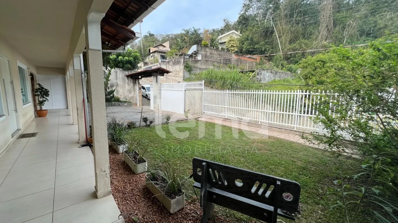 Casa muito espaçosa localizada em rua tranquila e sem saída no Bairro Escola Agrícola. — foto 3